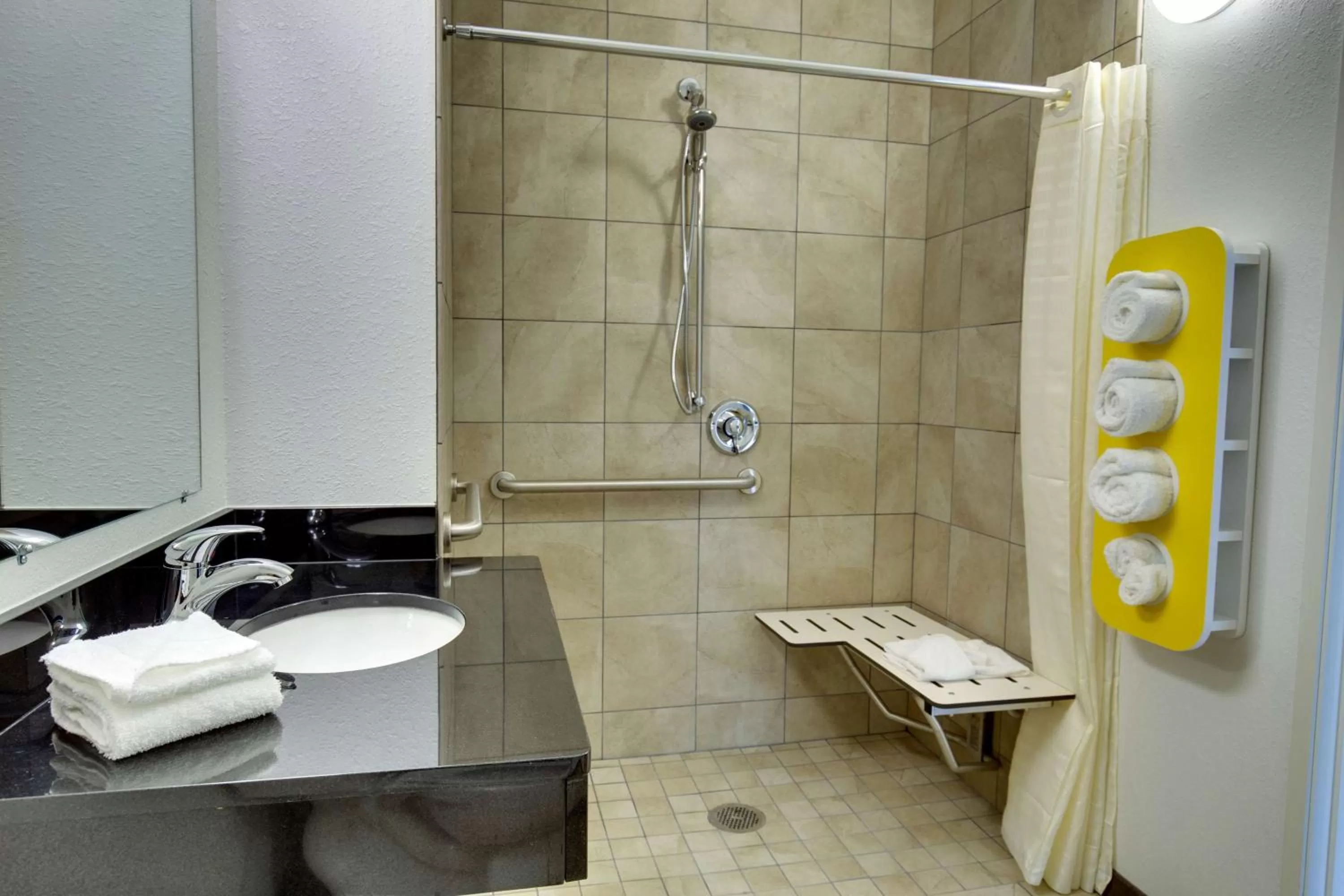 Photo of the whole room in Motel 6 Poplar Bluff, MO