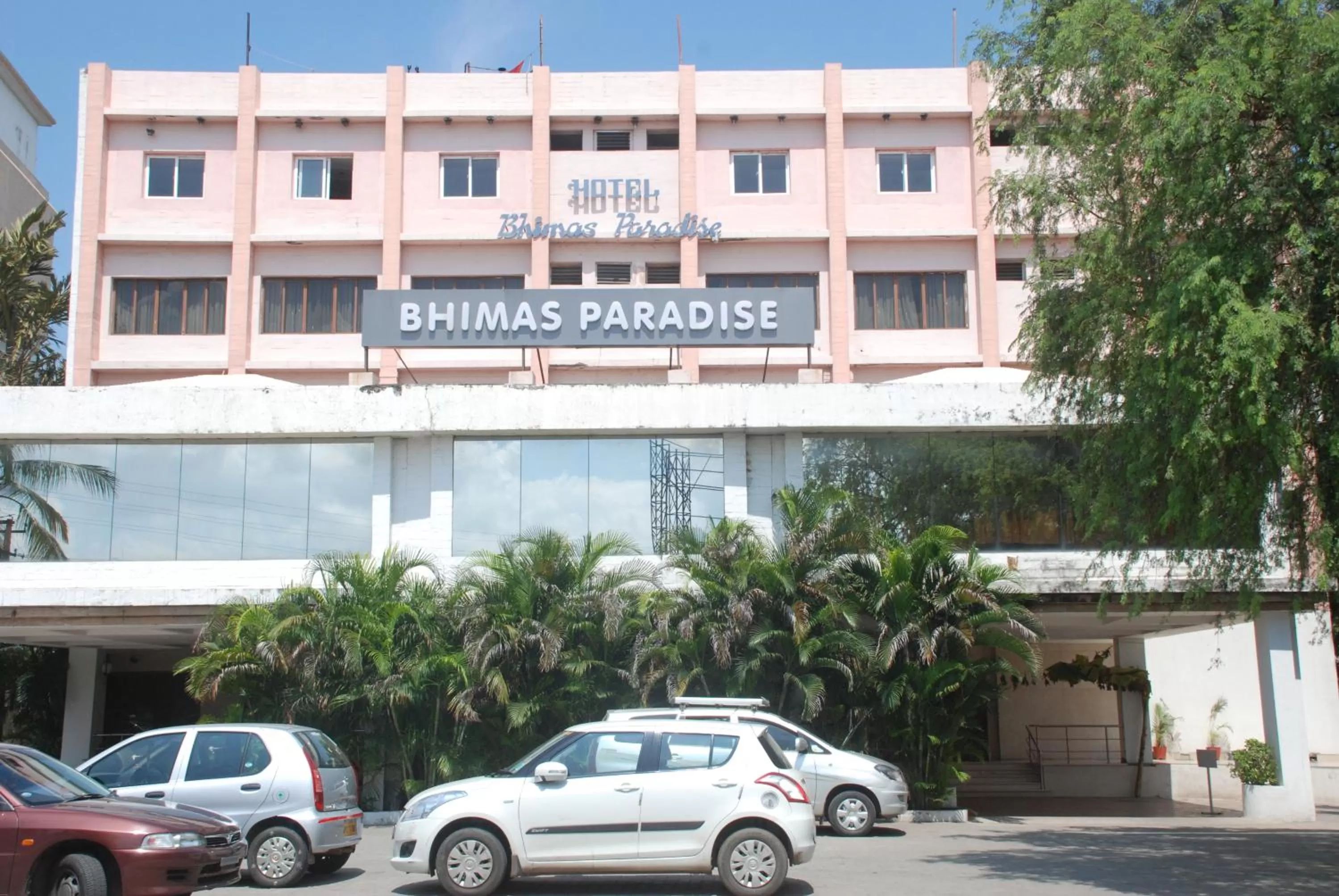Facade/entrance in Hotel Bhimas Paradise