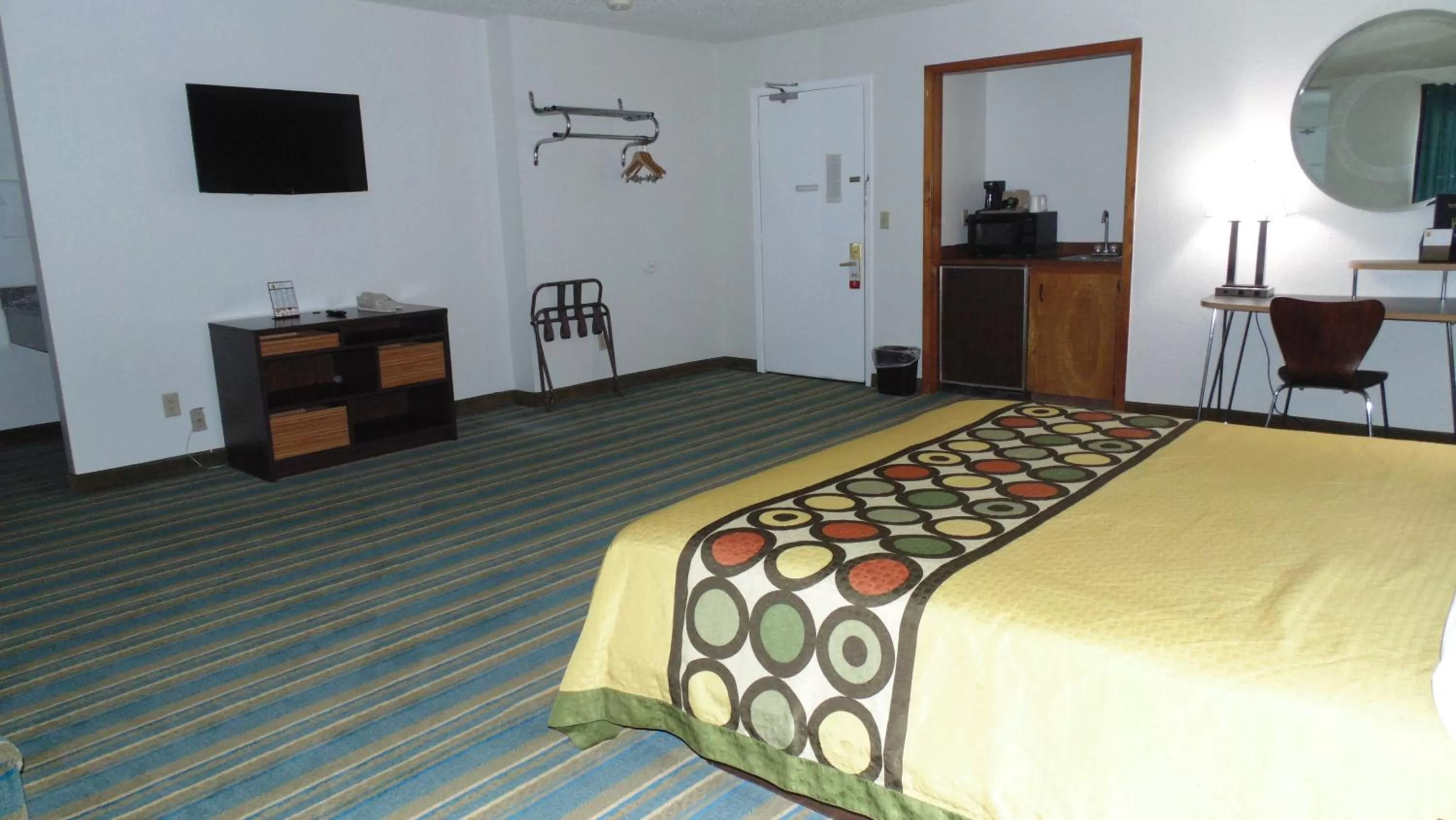 Bedroom, Bed in Super 8 by Wyndham Sapulpa/Tulsa Area