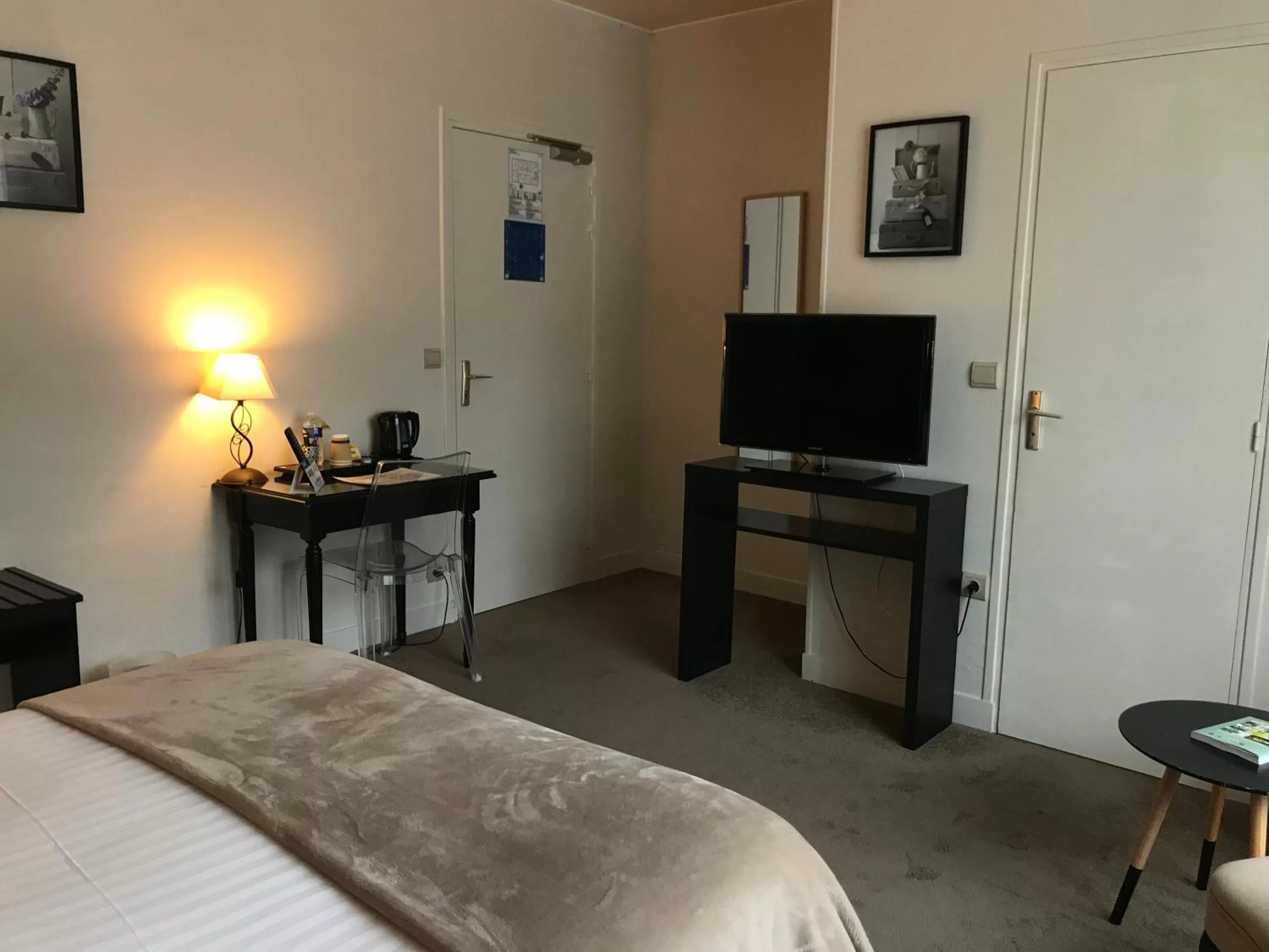 Bed in Logis Hôtel Les Airelles Neufchâtel En Bray