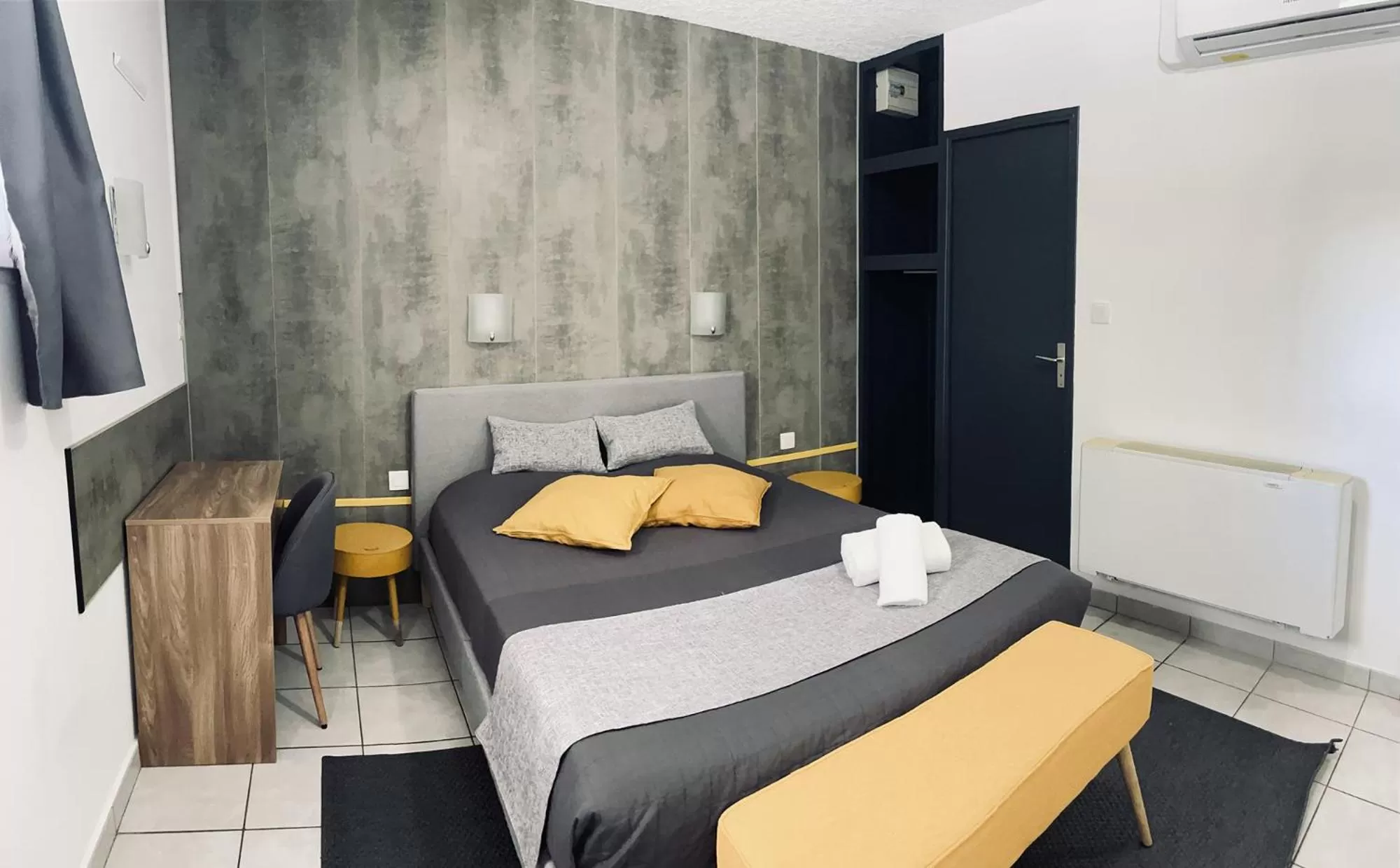 Property building, Bed in Le Clos la Verdière