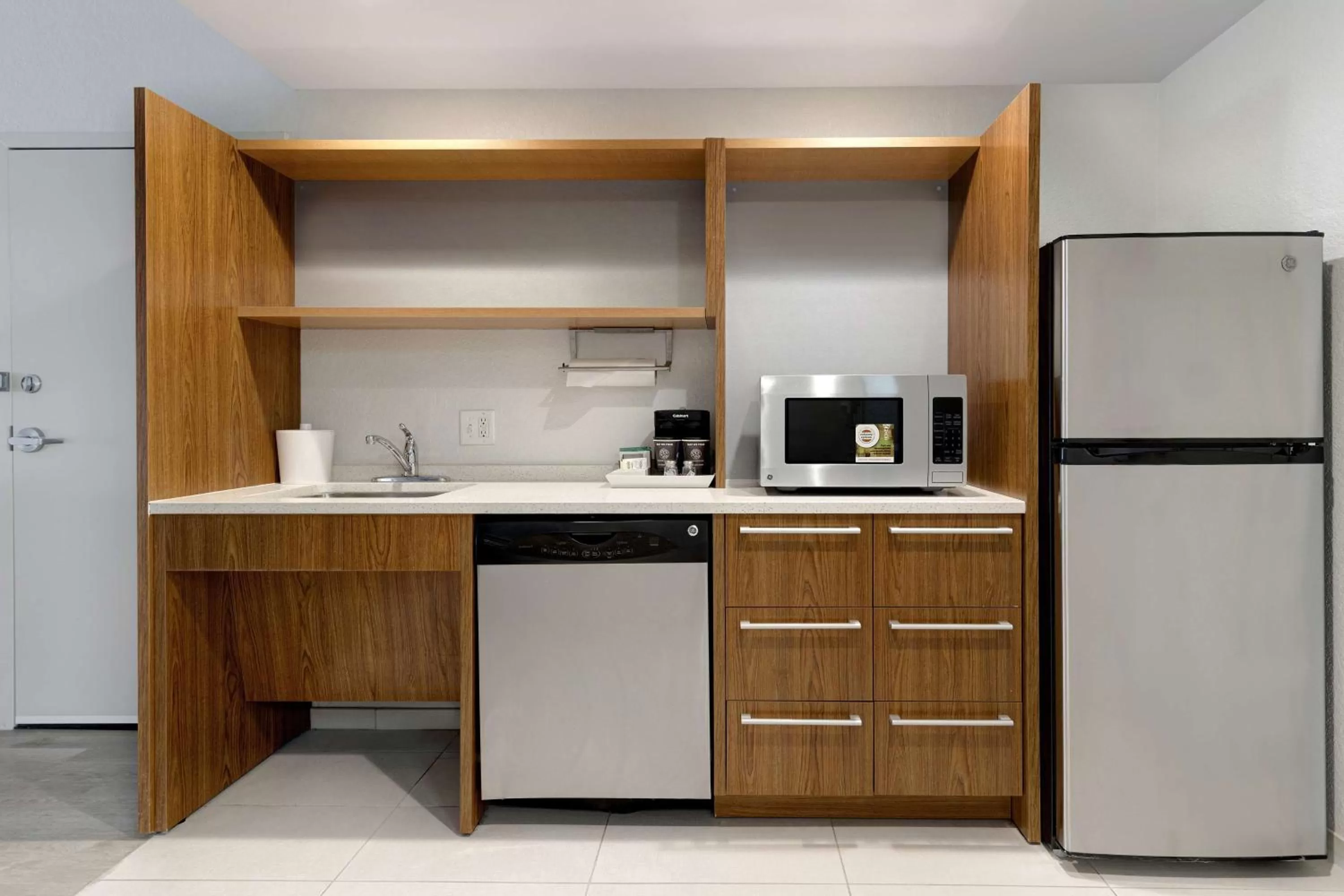 Kitchen or kitchenette in Home2 Suites by Hilton Orlando International Drive South - Free Shuttle to Theme Parks