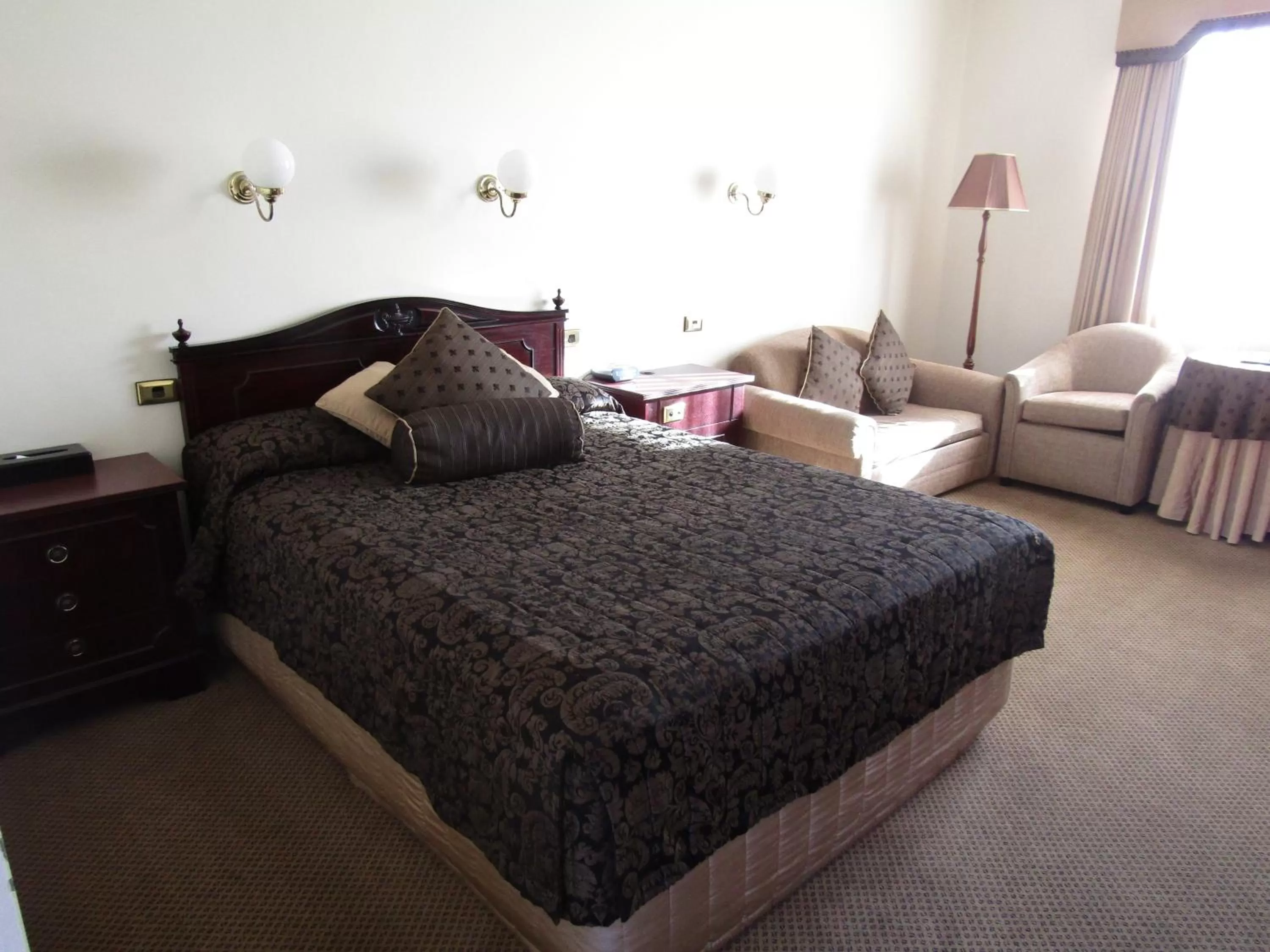 Queen Room with Small Bath Suite in Australian Heritage Motor Inn