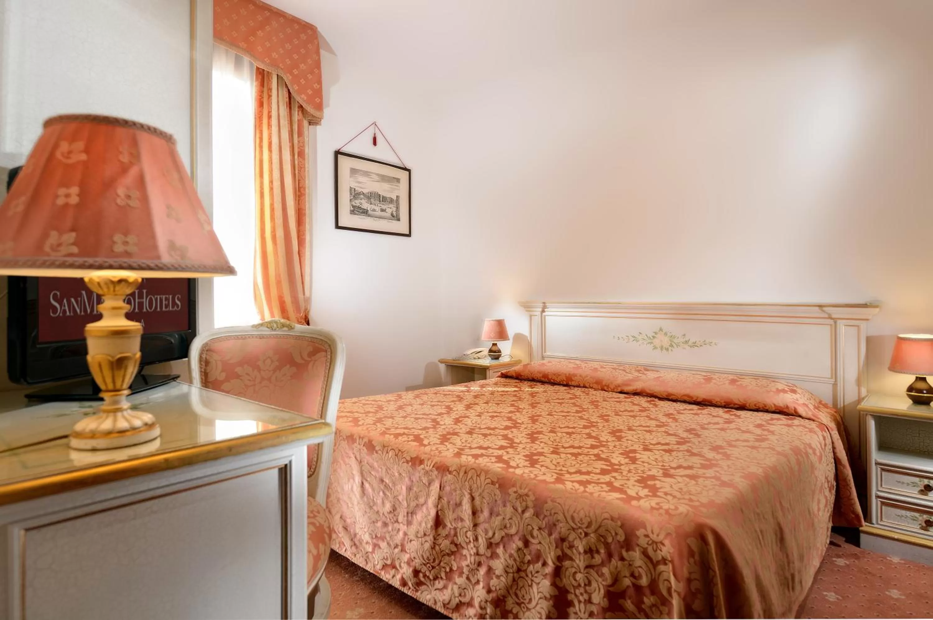 Photo of the whole room, Bed in Ambassador Tre Rose