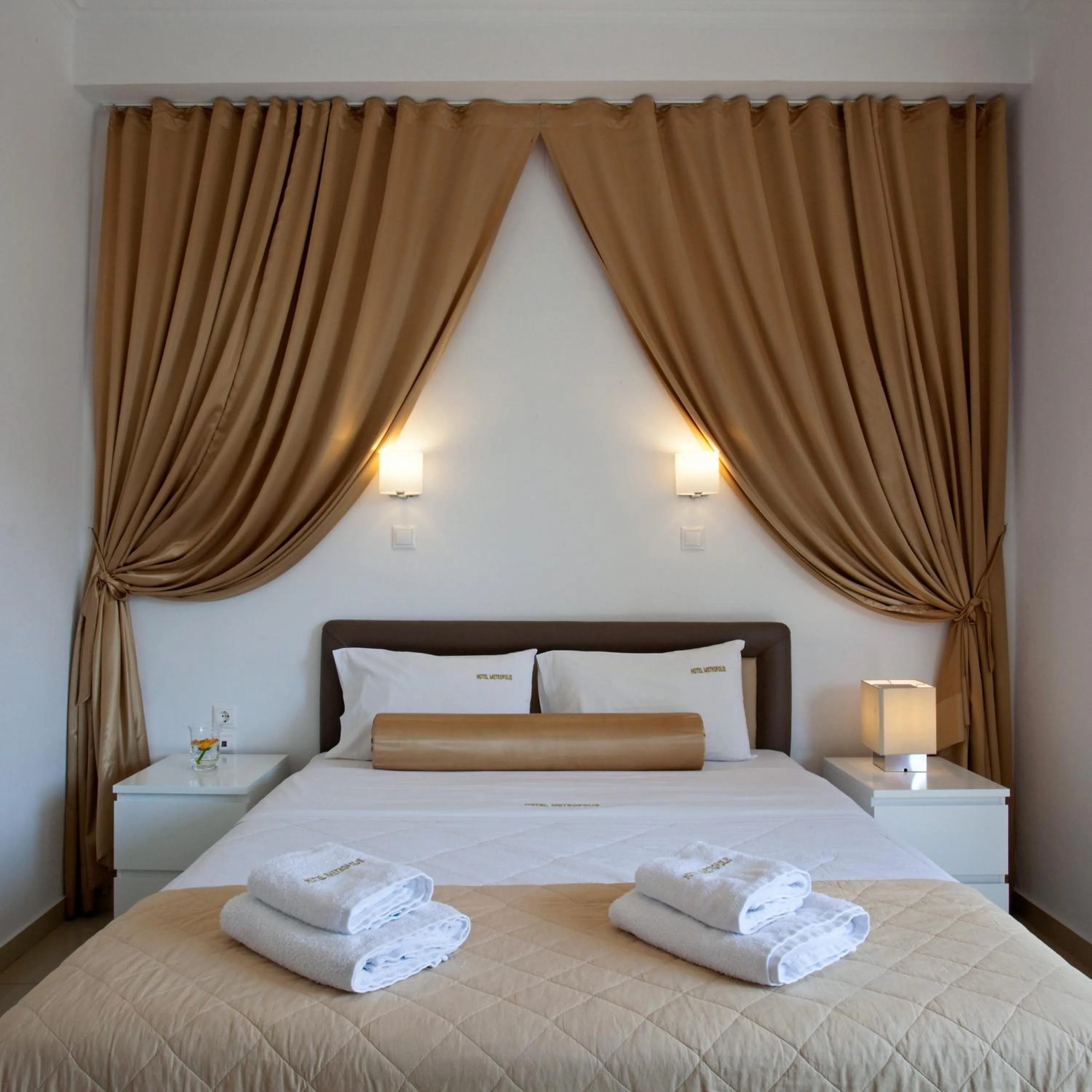 Bed in Metropolis Hotel