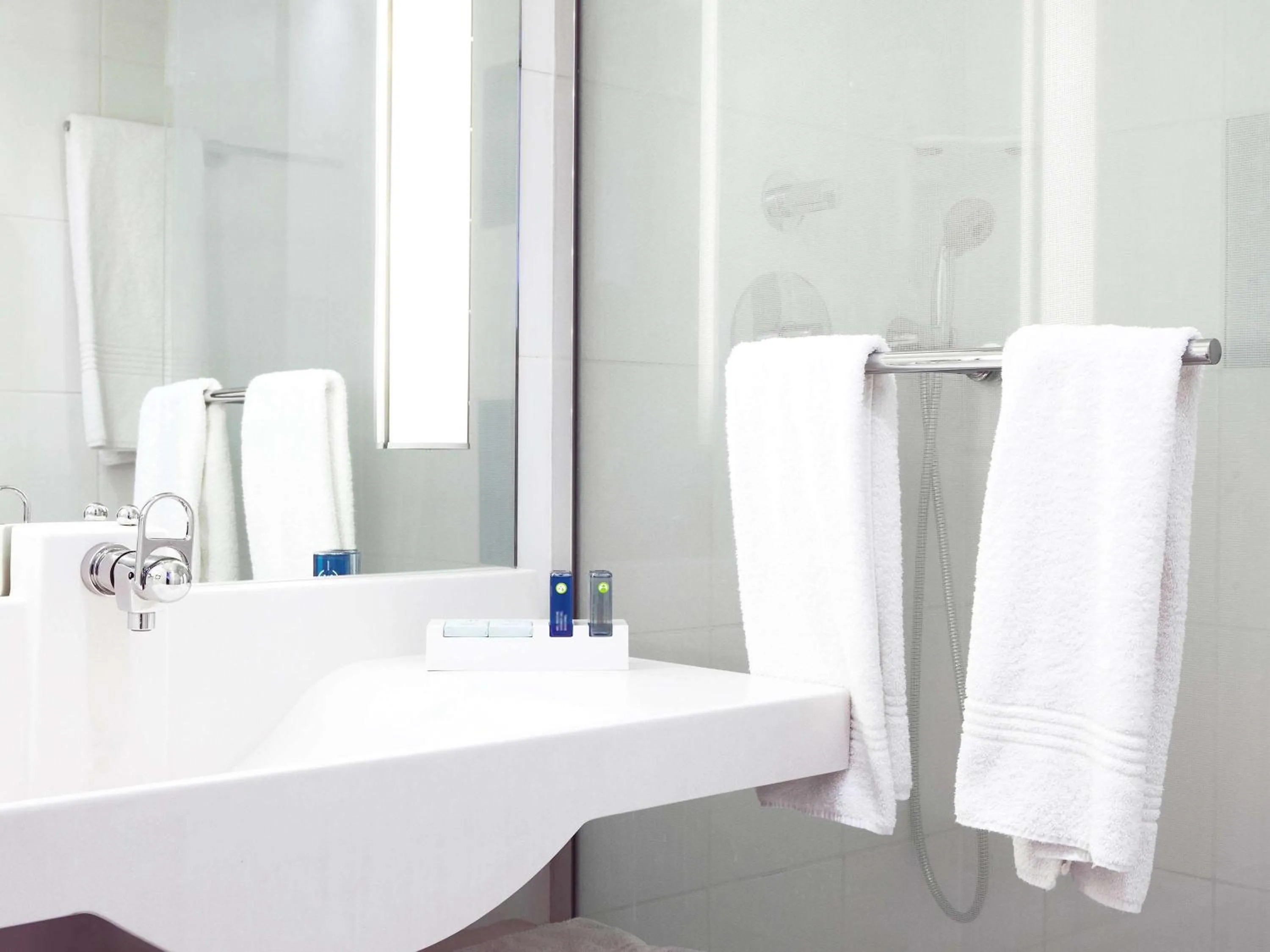 Photo of the whole room in Novotel Poissy Orgeval