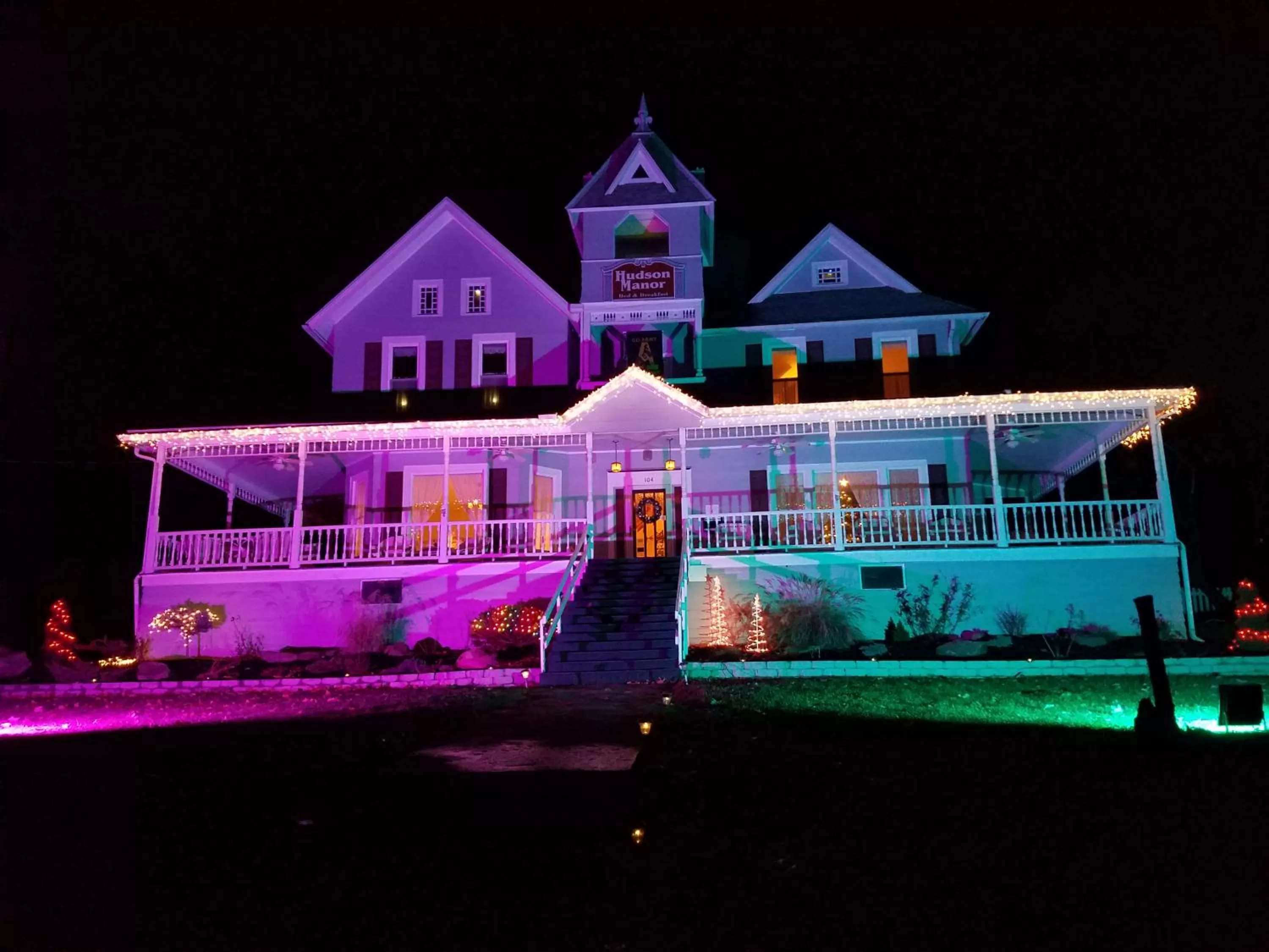 Property building in Hudson Manor Bed & Breakfast