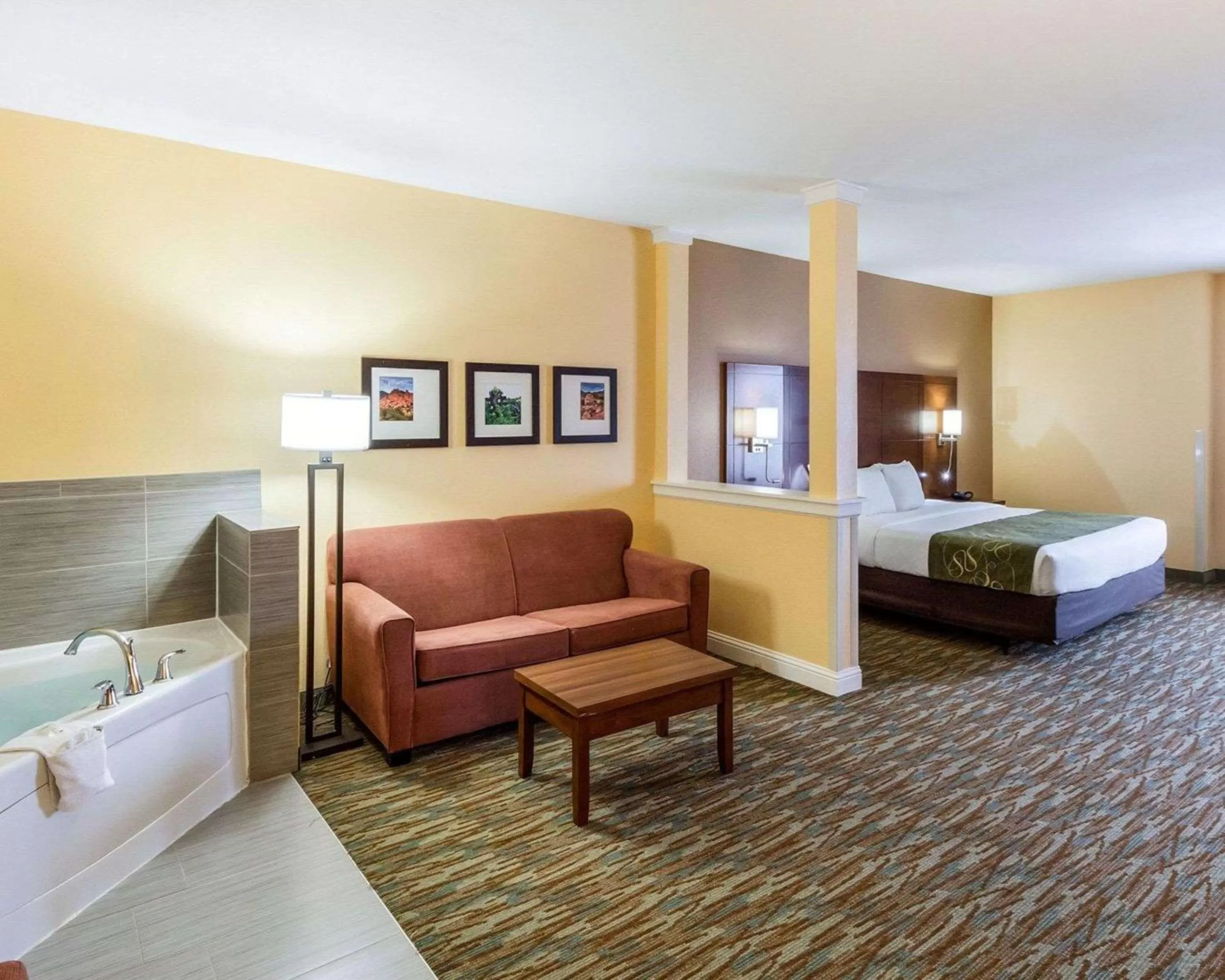 Photo of the whole room, Bed in Comfort Suites Cotulla near I-35