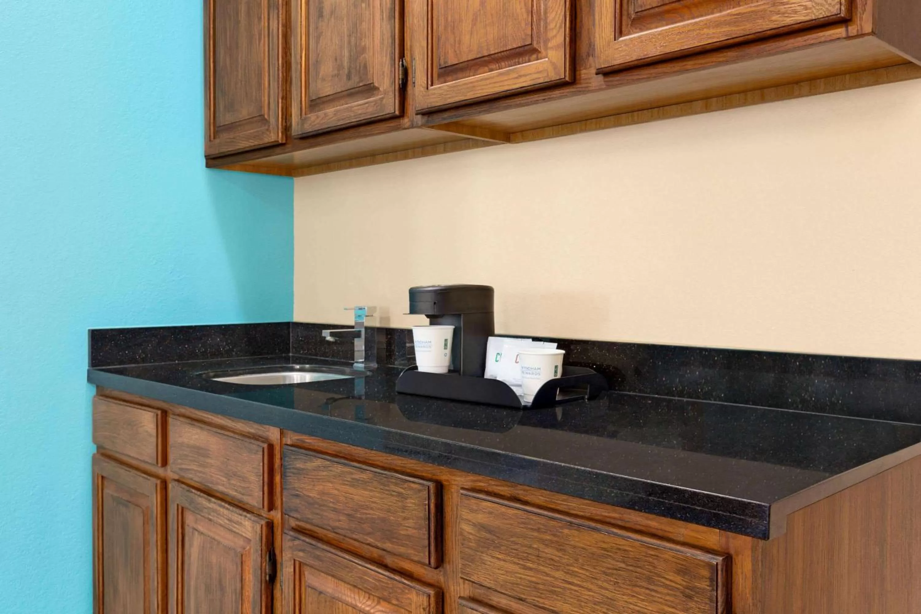 Photo of the whole room in Howard Johnson by Wyndham Waterloo/Cedar Falls