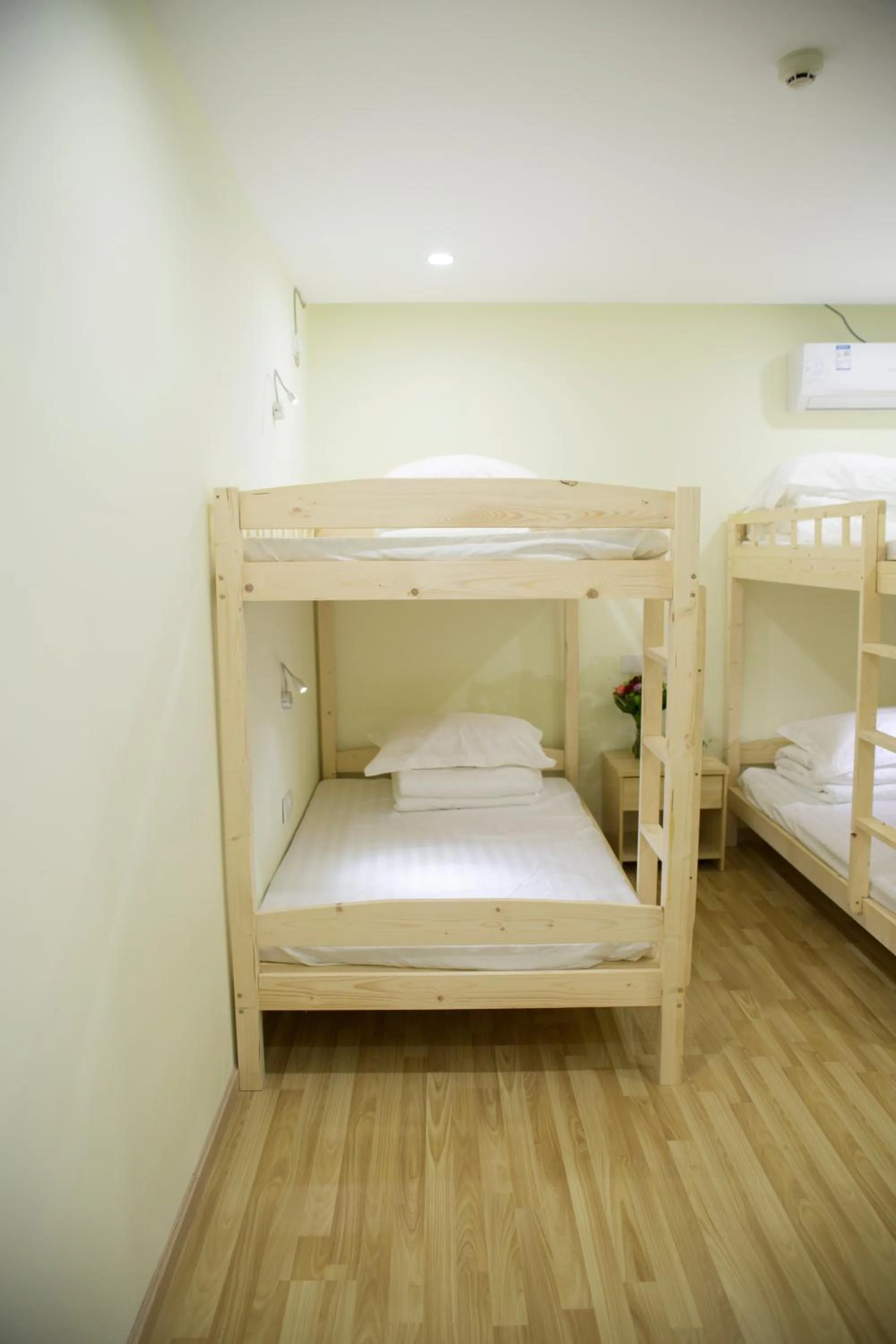 Photo of the whole room, Bed in Hangzhou Memory Travel International Hotel-Edge Westlake