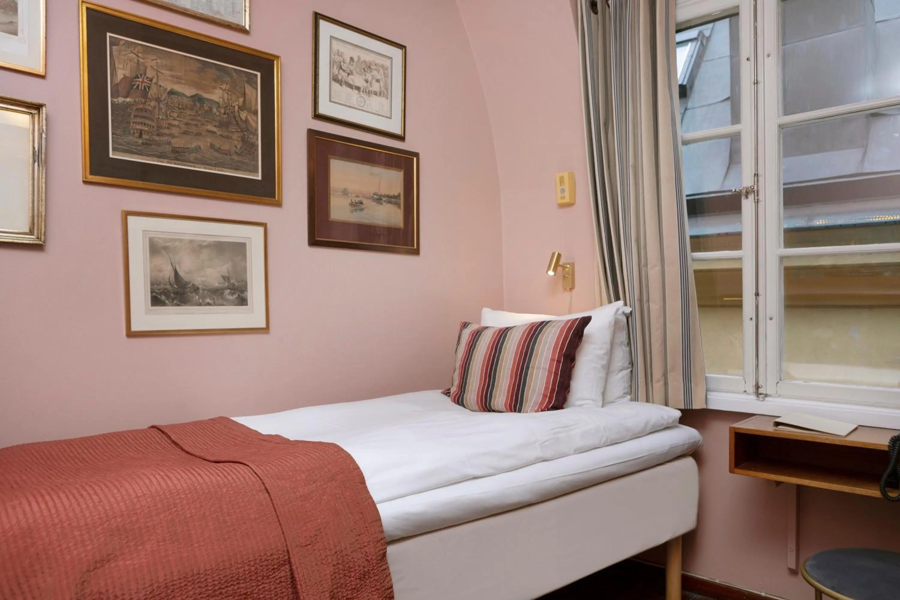 Photo of the whole room, Bed in Lord Nelson Hotel