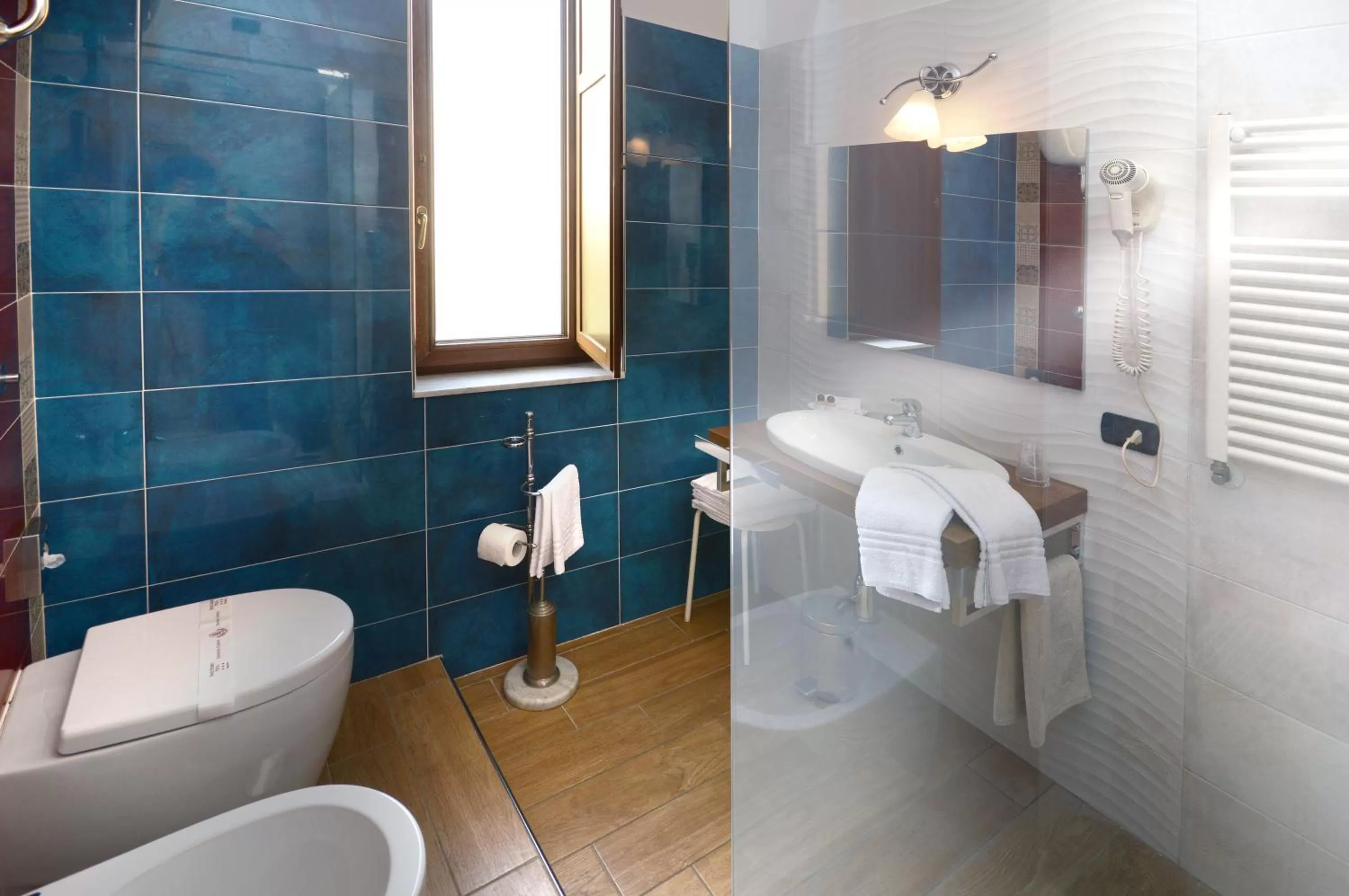 Shower in Pinto-Storey Hotel