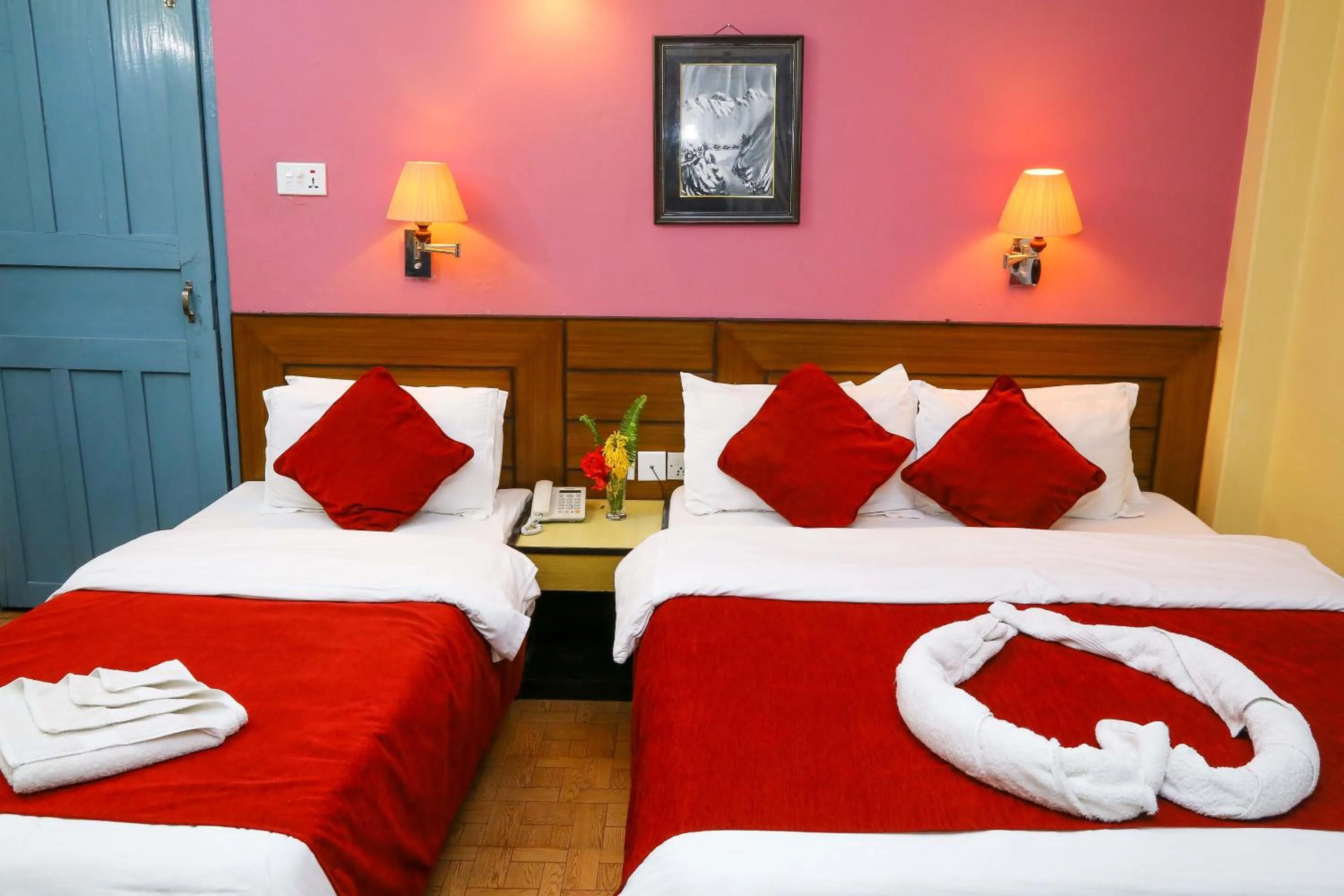 Other, Bed in Hotel Silver Oaks Inn