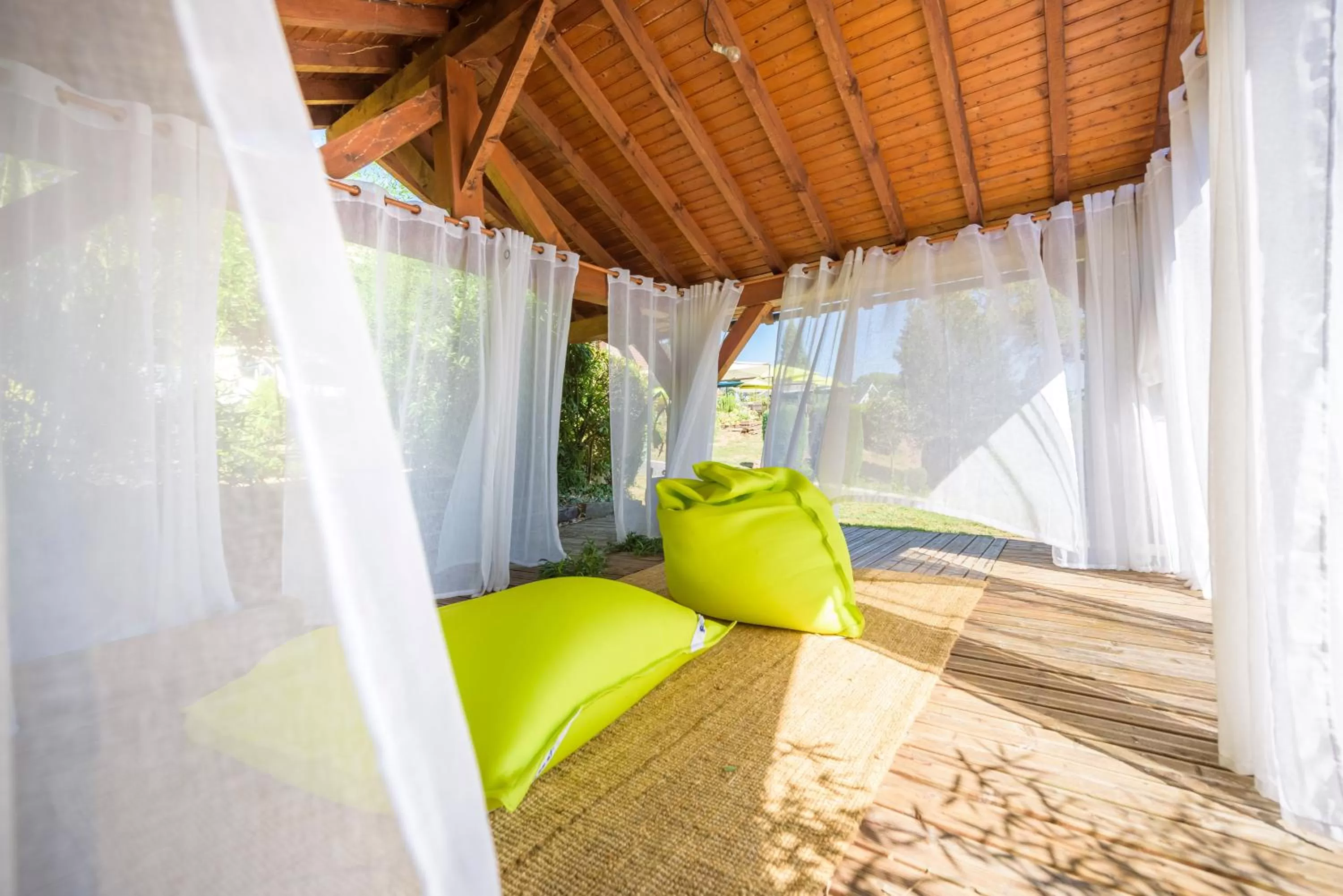Patio in Hôtel La Garenne
