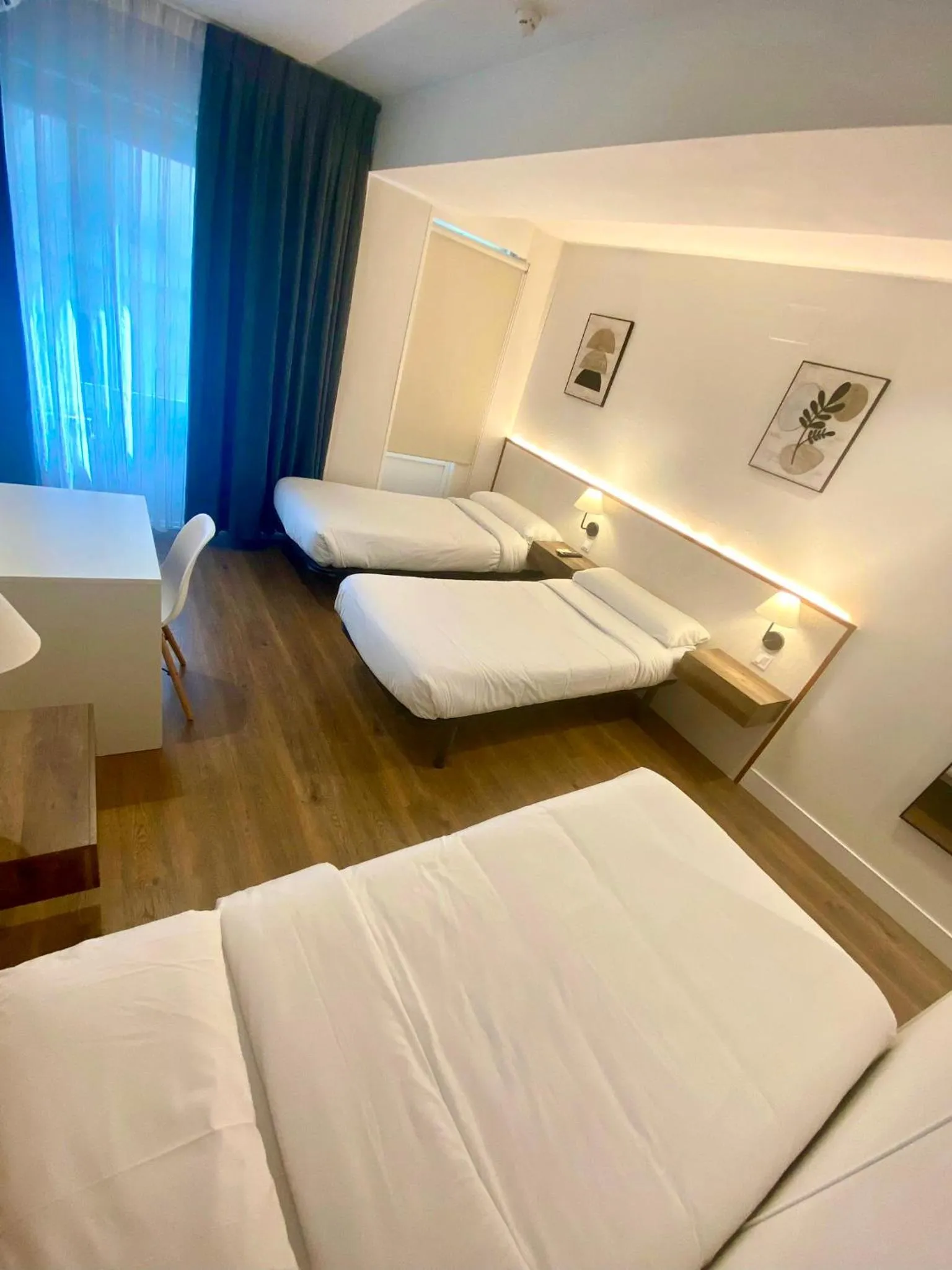 Photo of the whole room, Bed in Far Home Gran Vía