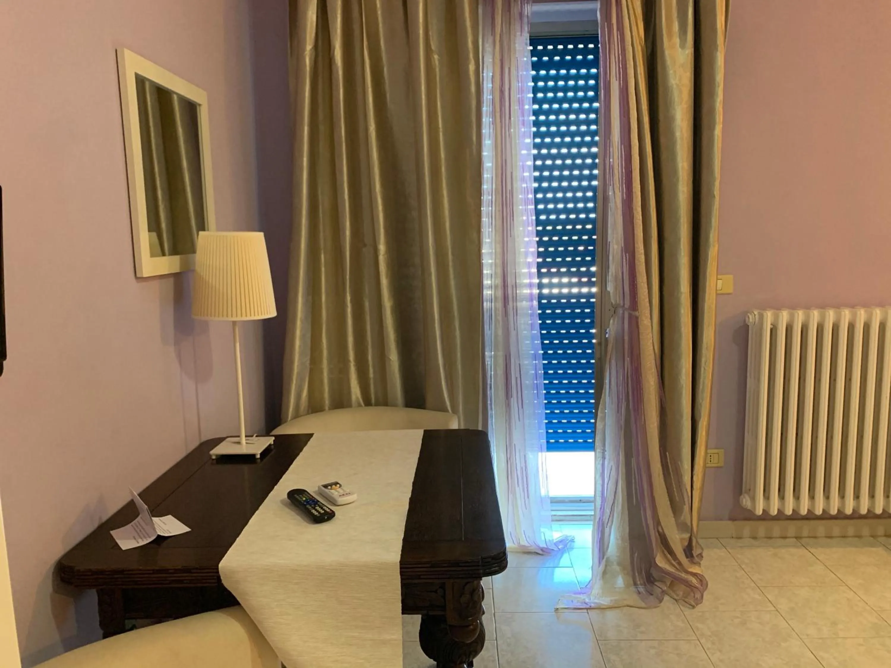 Communal lounge/ TV room, Bed in Albergo Lamanna Hotel digitale