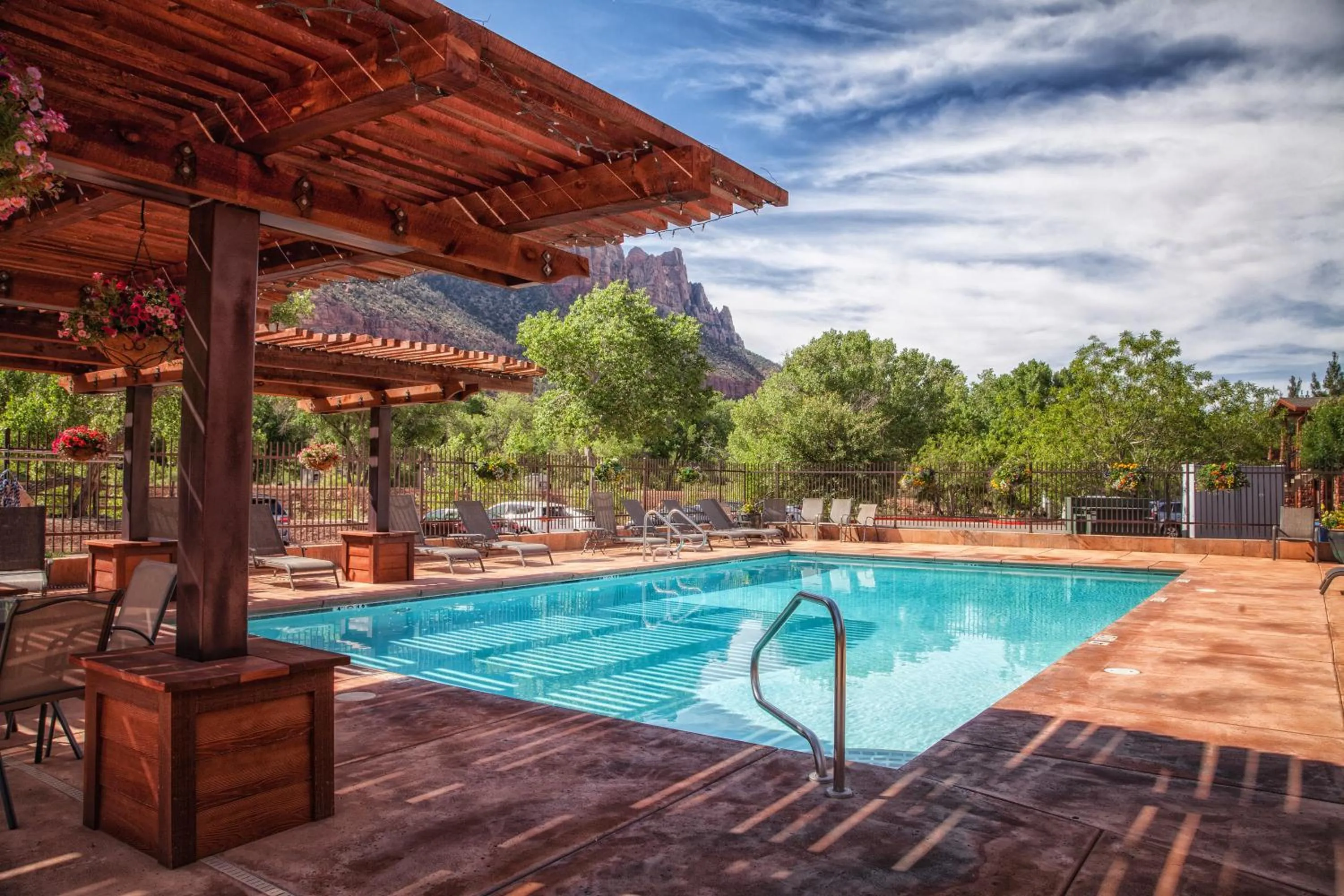 Swimming pool in Cable Mountain Lodge