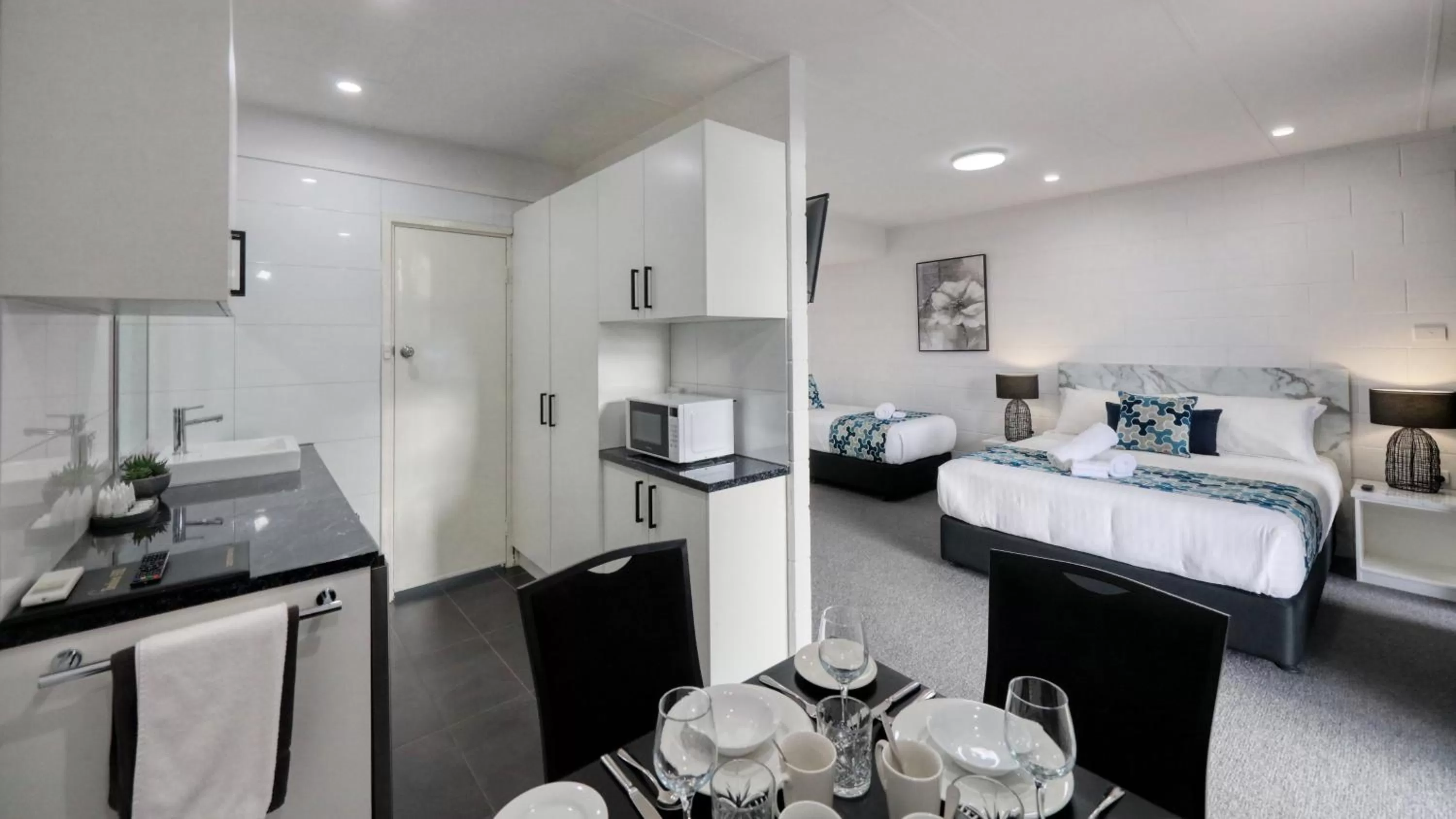 Dining area, Bed in Hilltop Motel