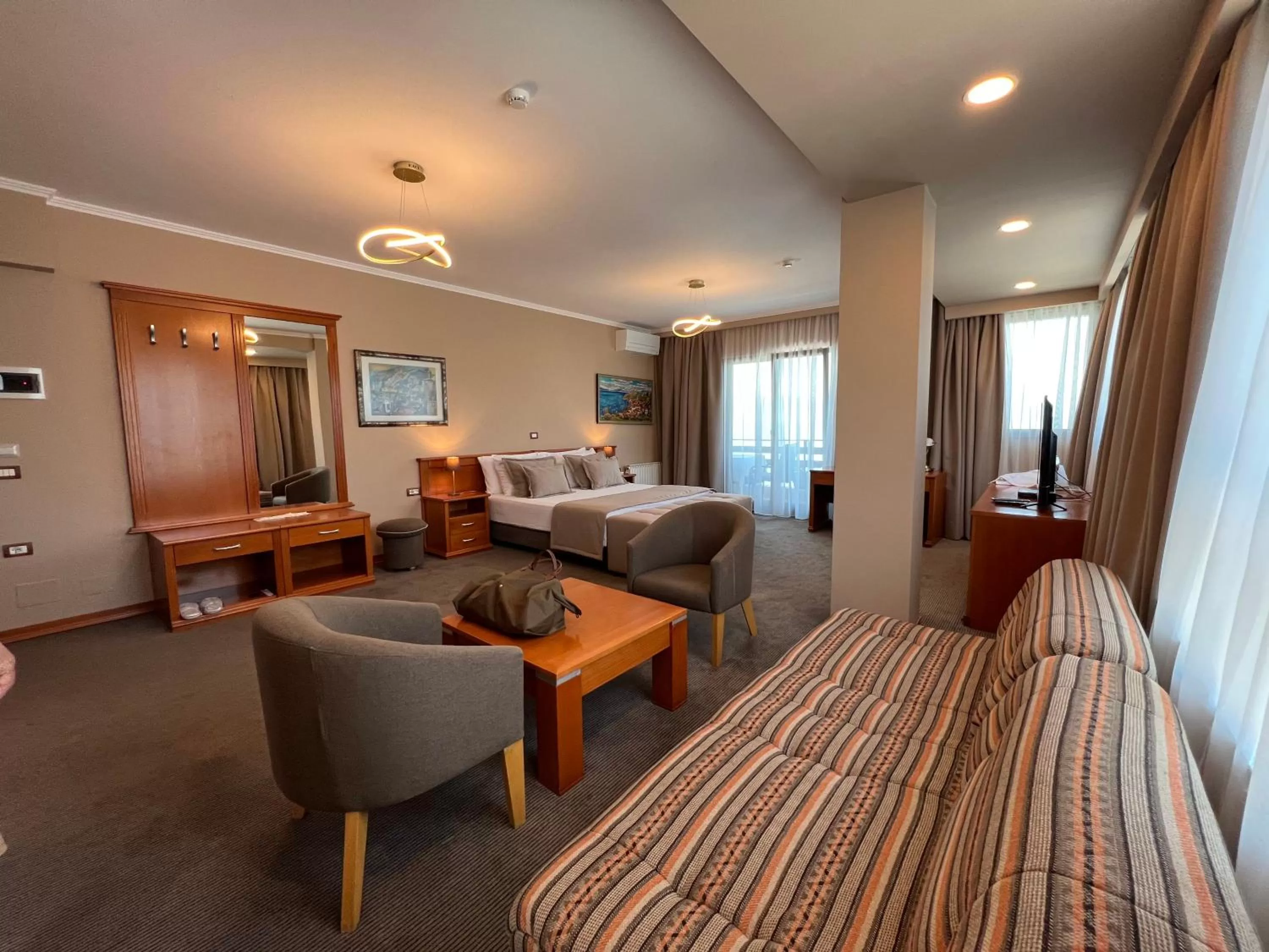 Living room, Bed in Hotel Millennium