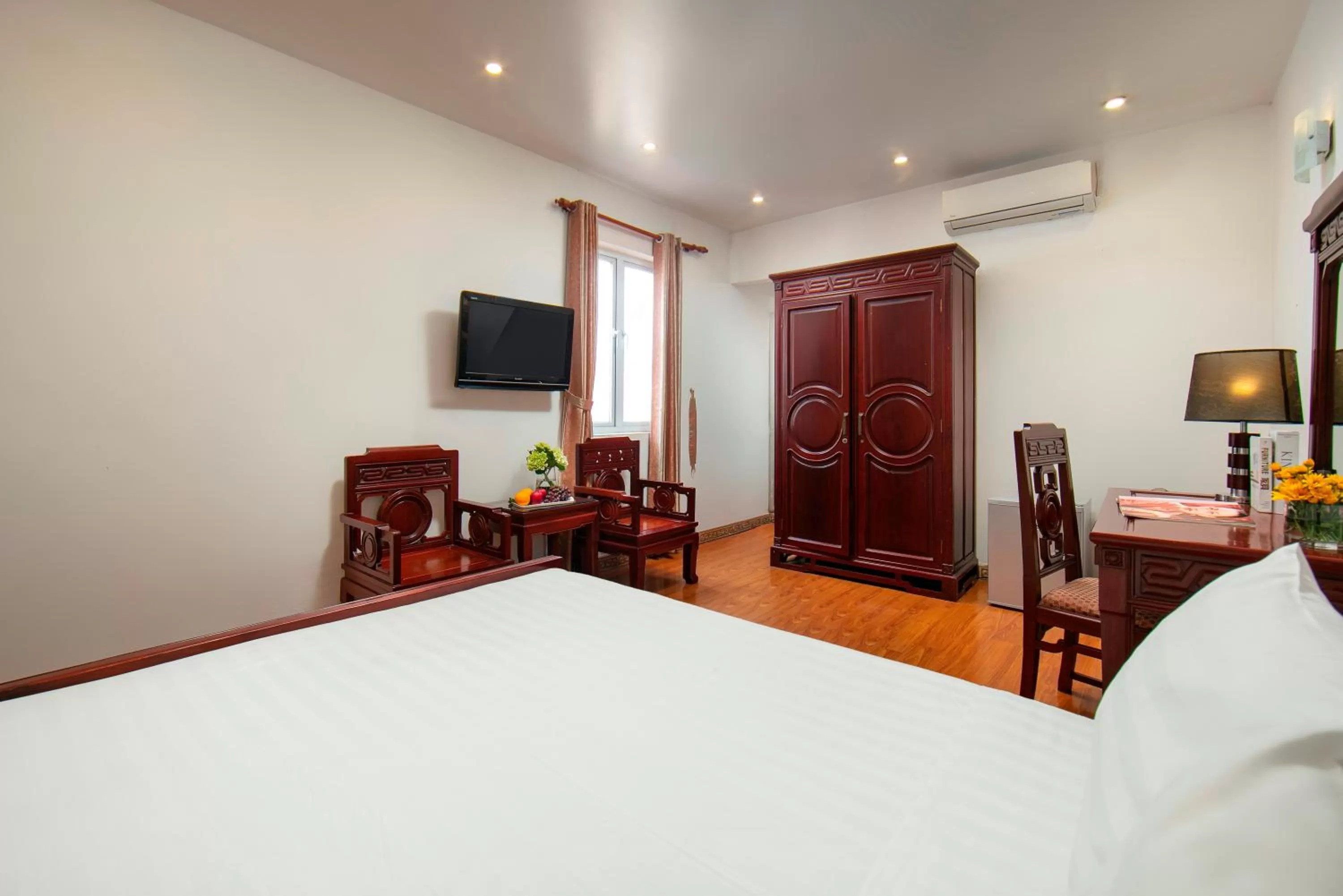 Communal lounge/ TV room, Bed in Bonjour Hanoi Hotel & Travel