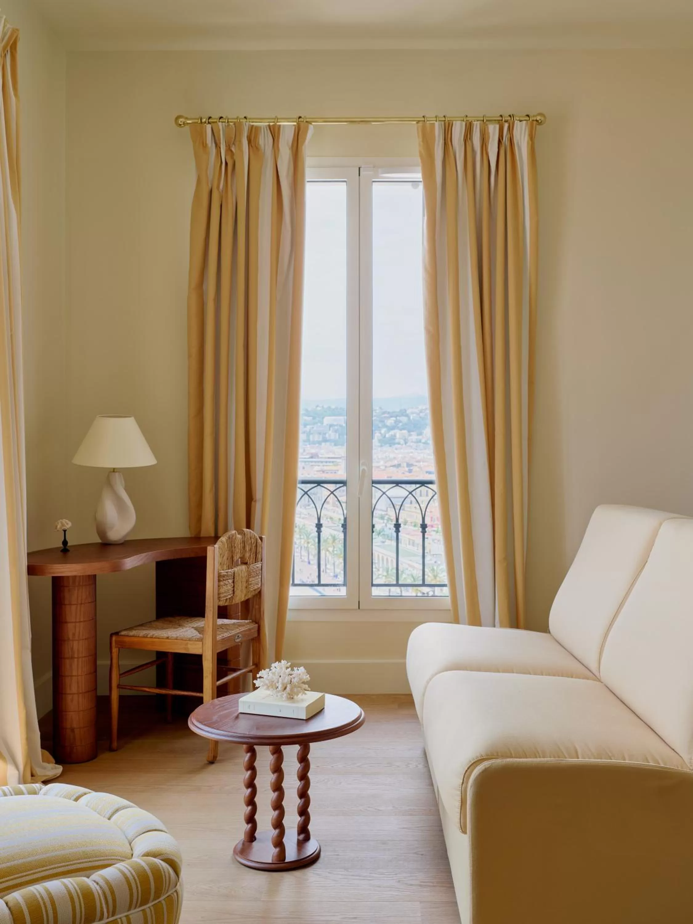 Bedroom in Hôtel La Pérouse Nice Baie des Anges
