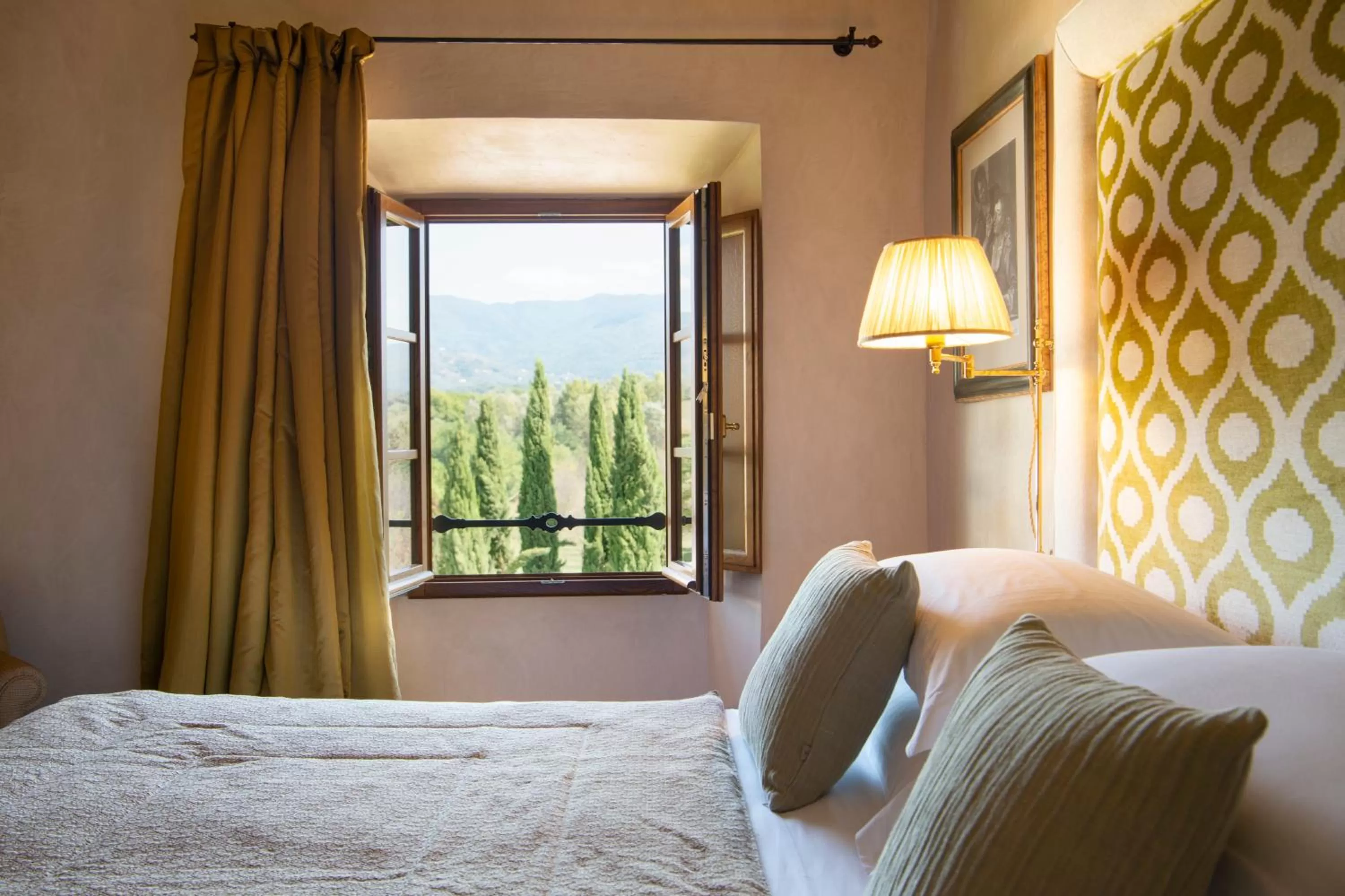 Mountain view, Bed in Viesca Toscana Suites & Villas