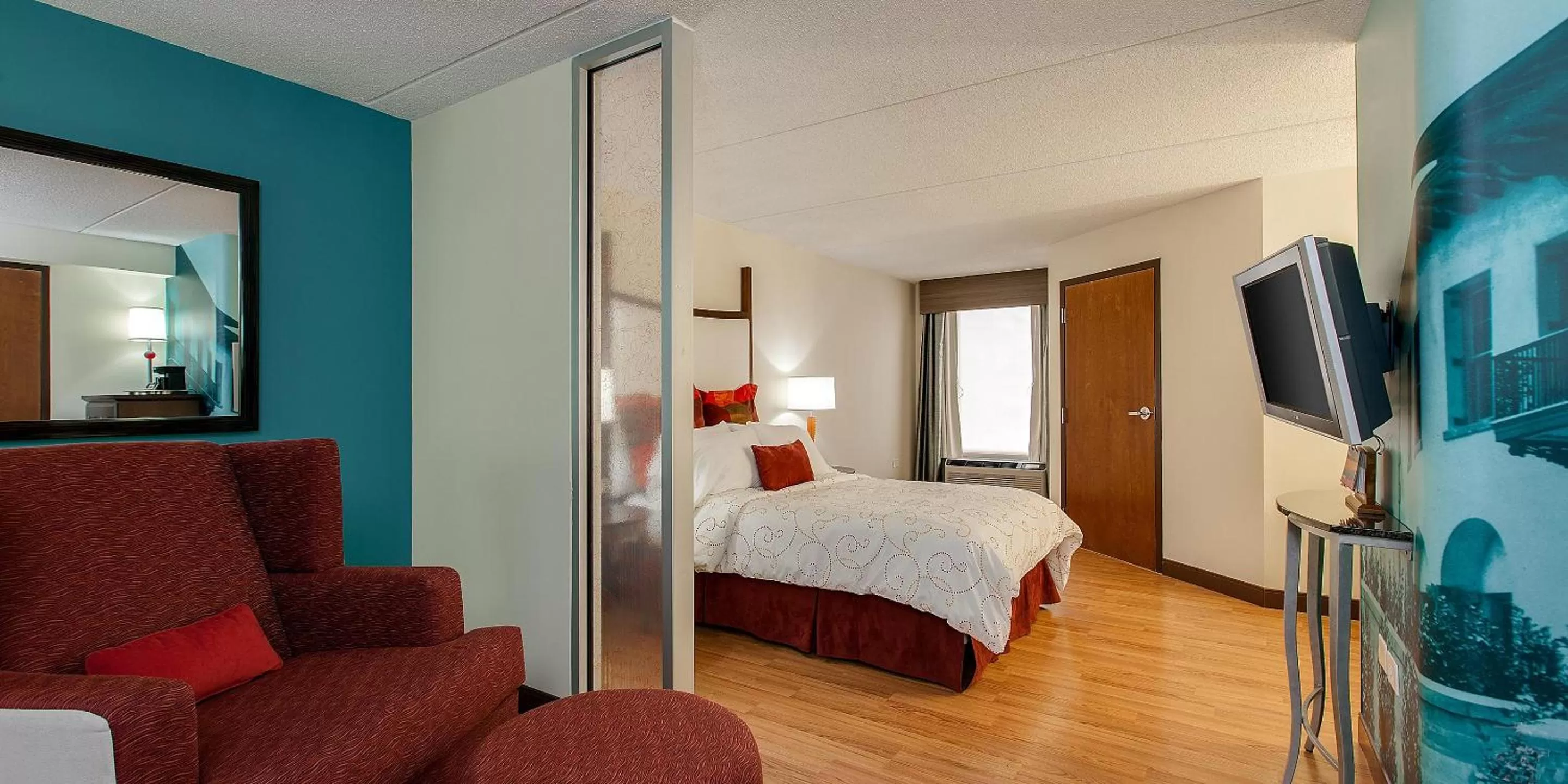 TV and multimedia, Bed in Hotel Indigo Chicago - Vernon Hills by IHG
