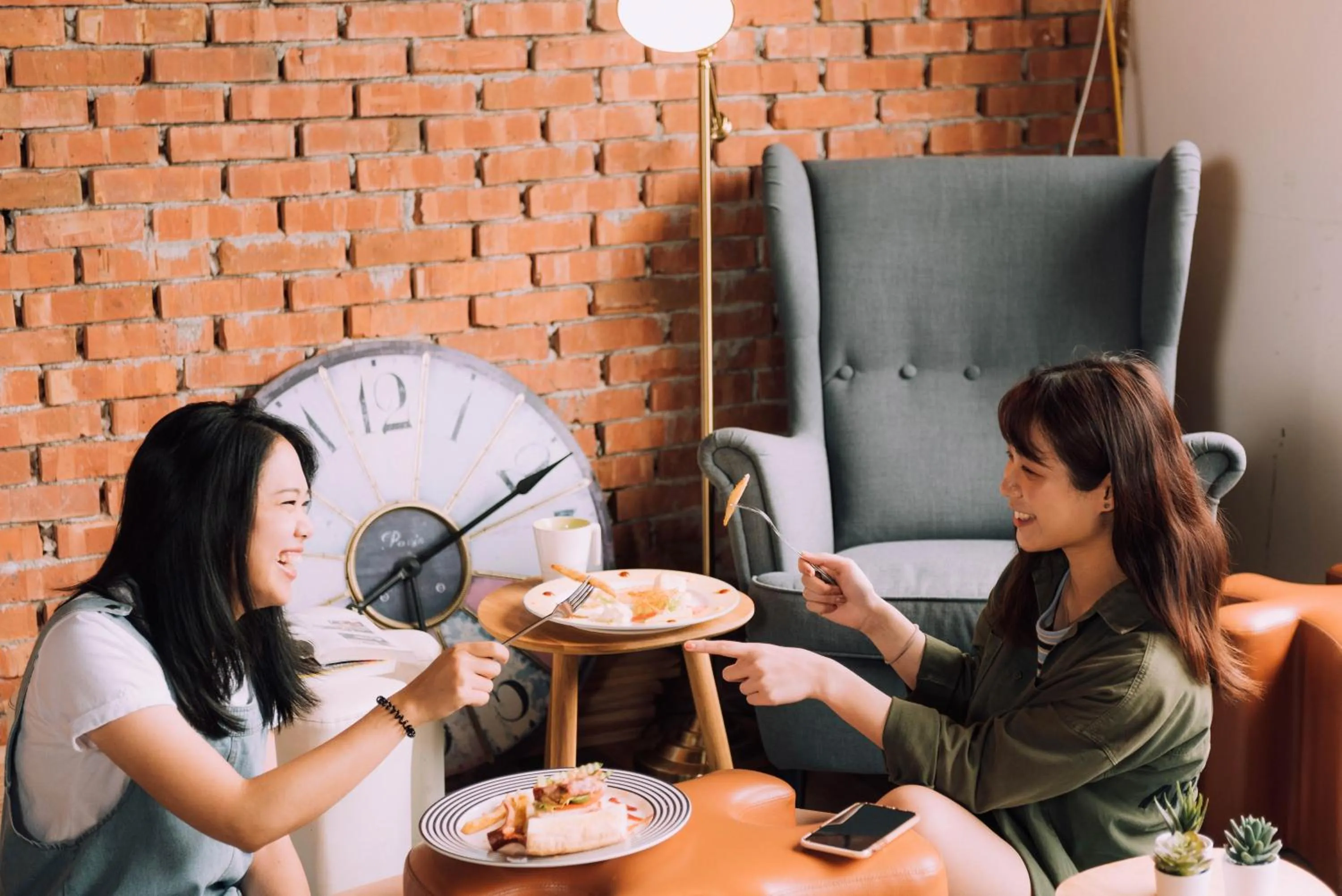 People in Uno Backpackers Inn