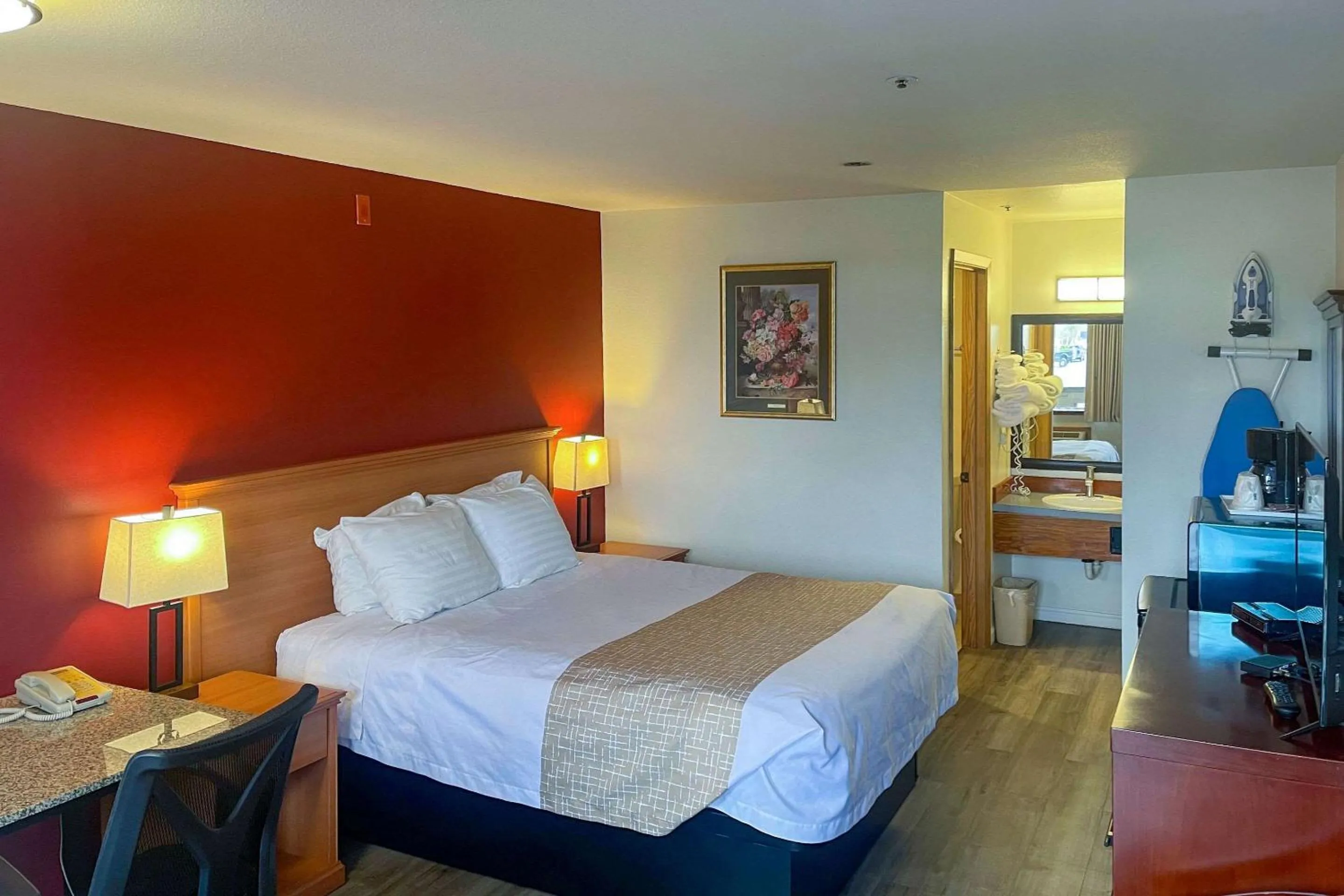 Bedroom, Bed in Econo Lodge Edmonds North Seattle