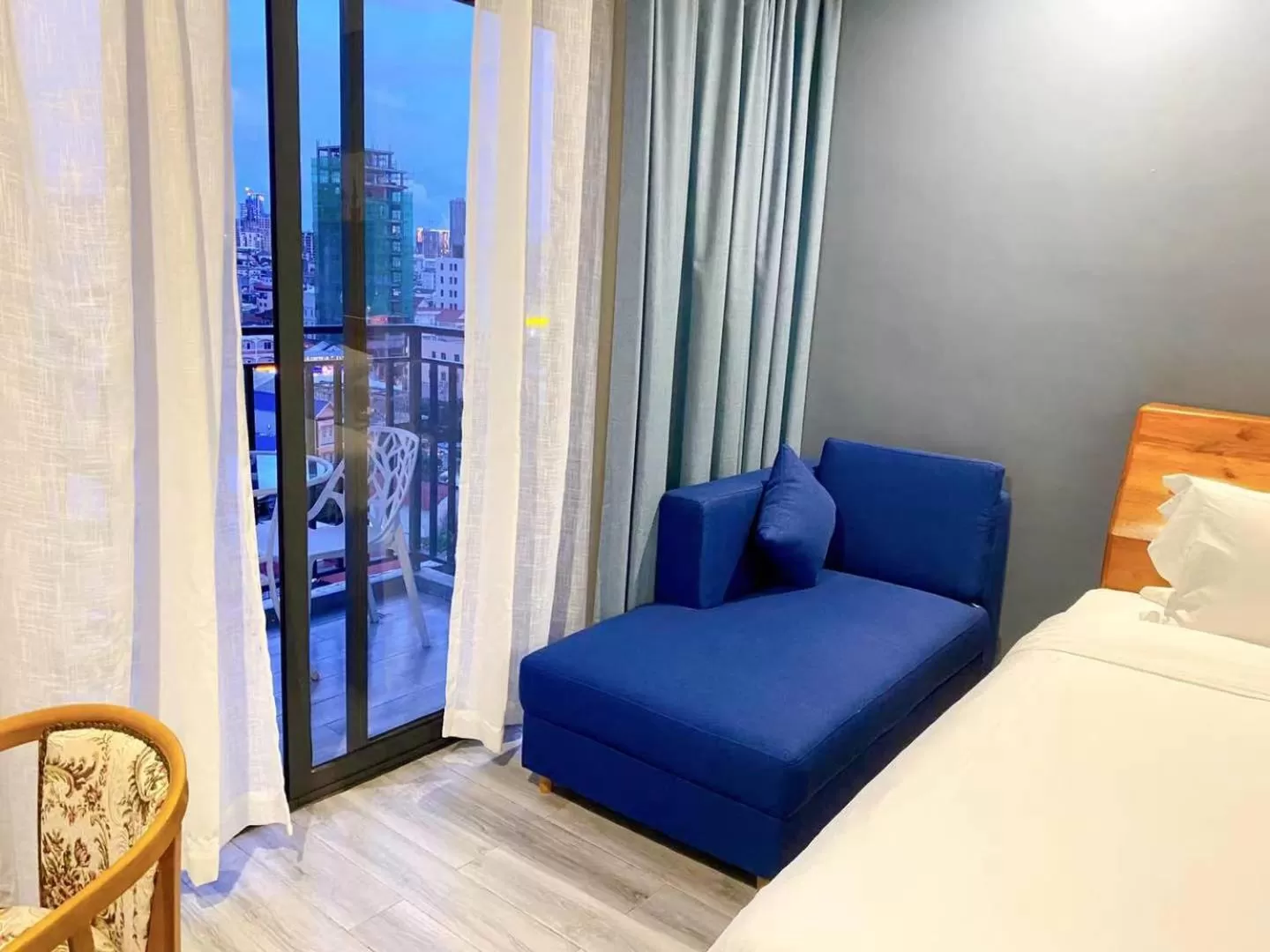 Seating area in Junlan Hotel