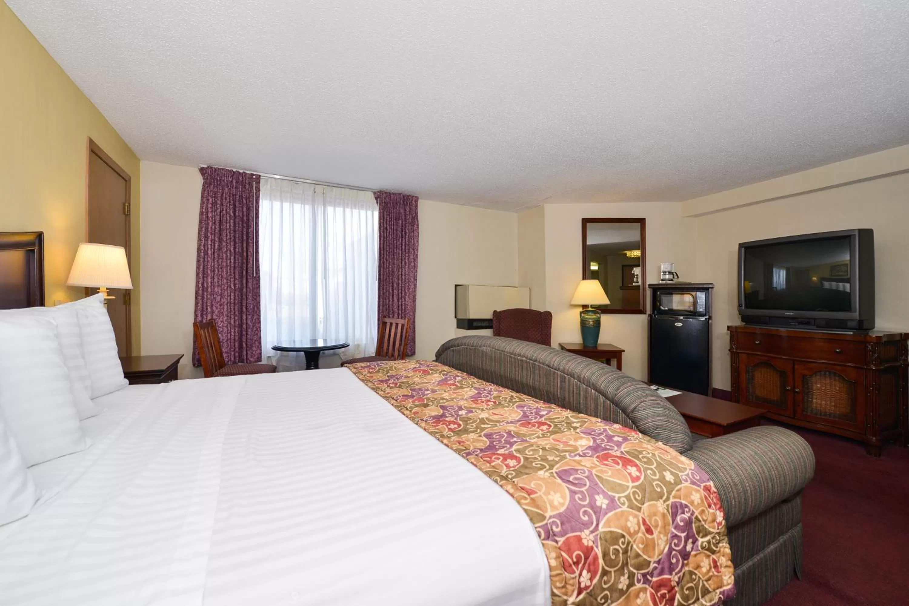 Photo of the whole room, Bed in Lamplighter Inn-South