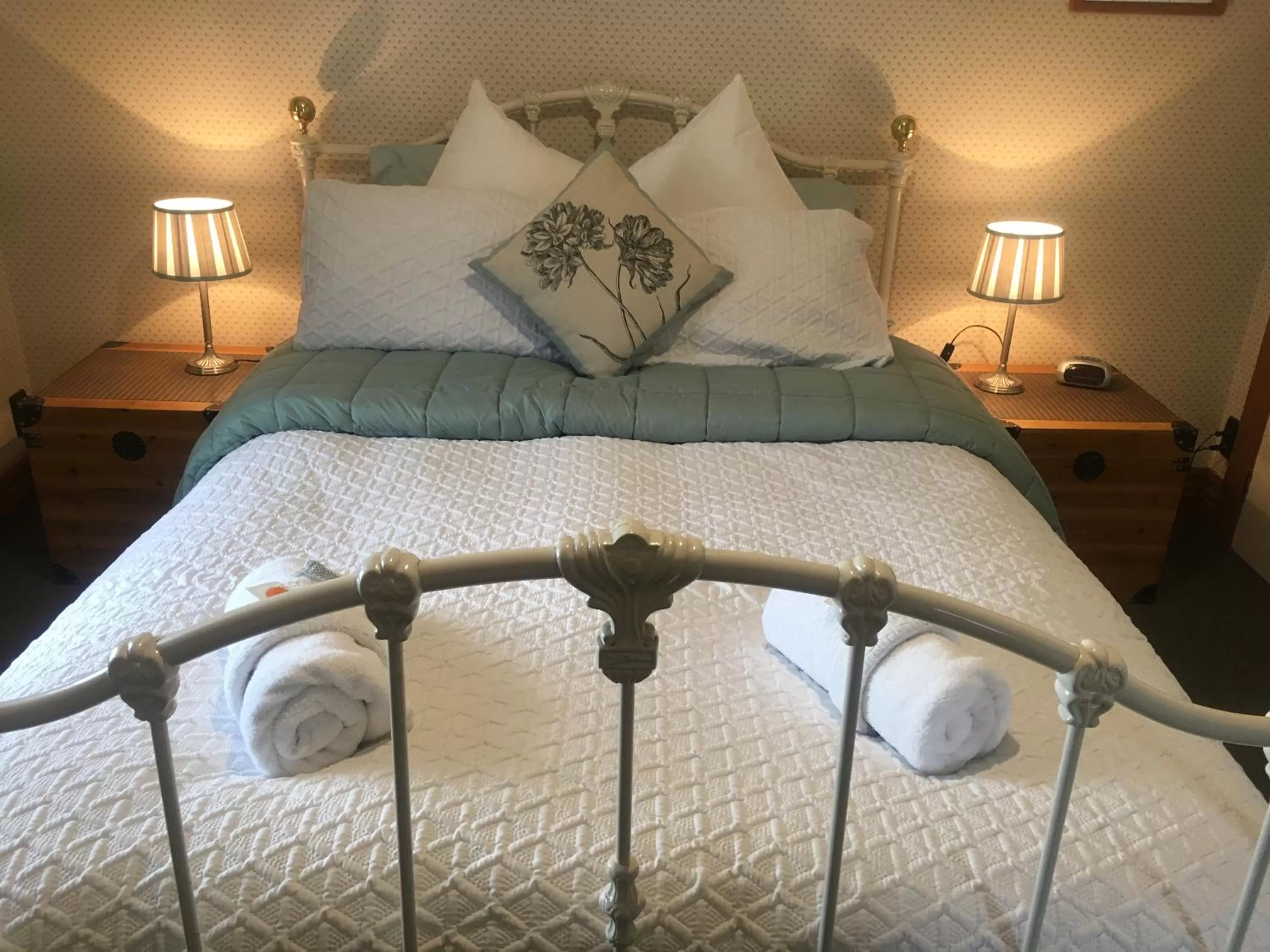 Bed in Settlers Cottage Motel