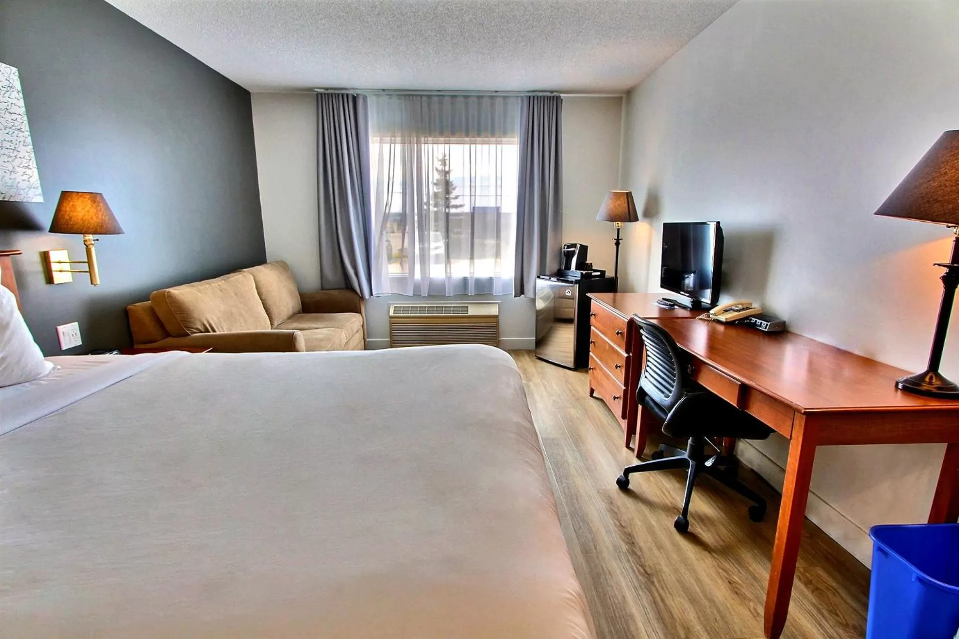 Photo of the whole room, Bed in Hôtel l'Empress