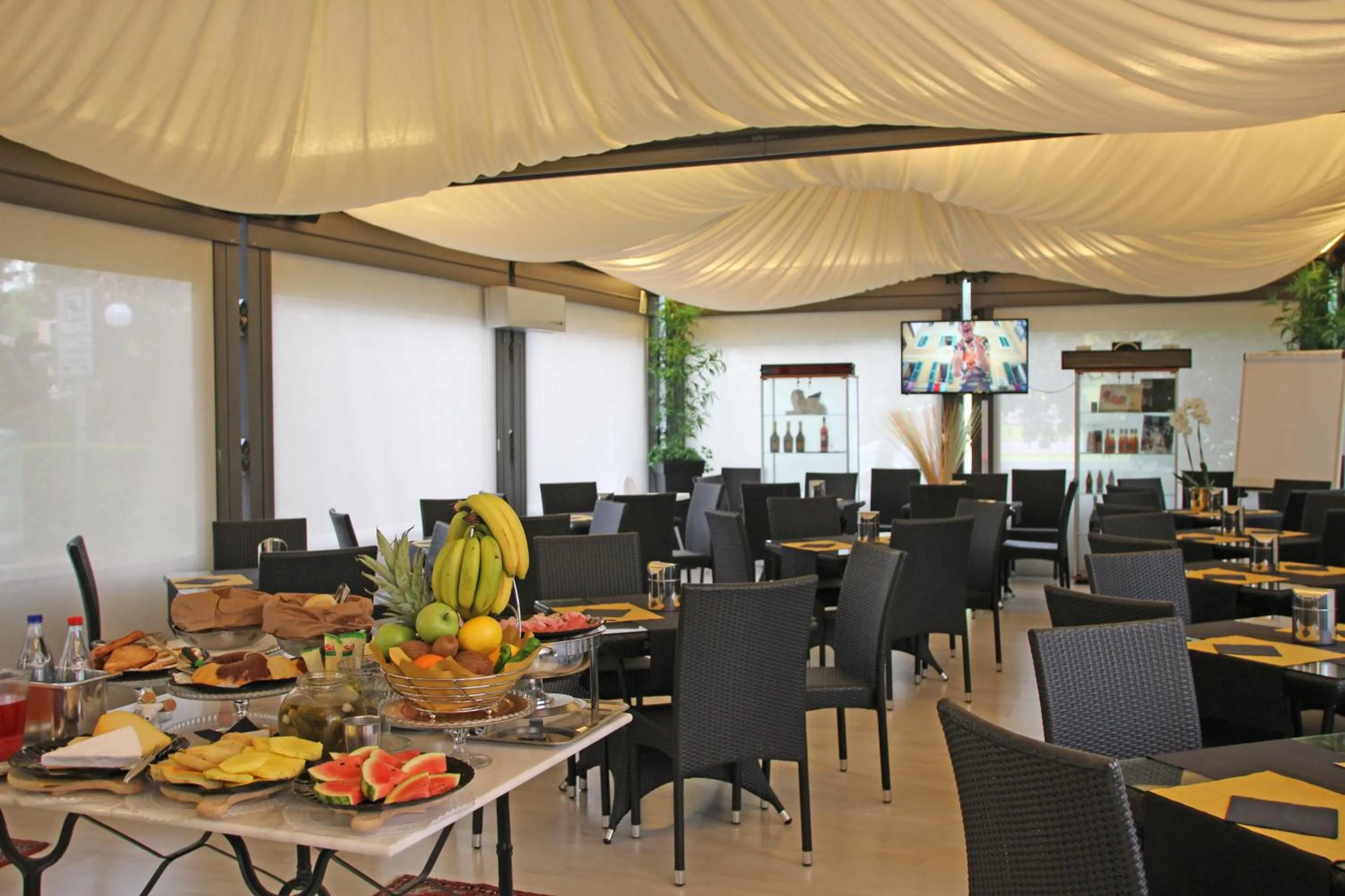 Buffet breakfast in Park Hotel Villa Leon d'Oro