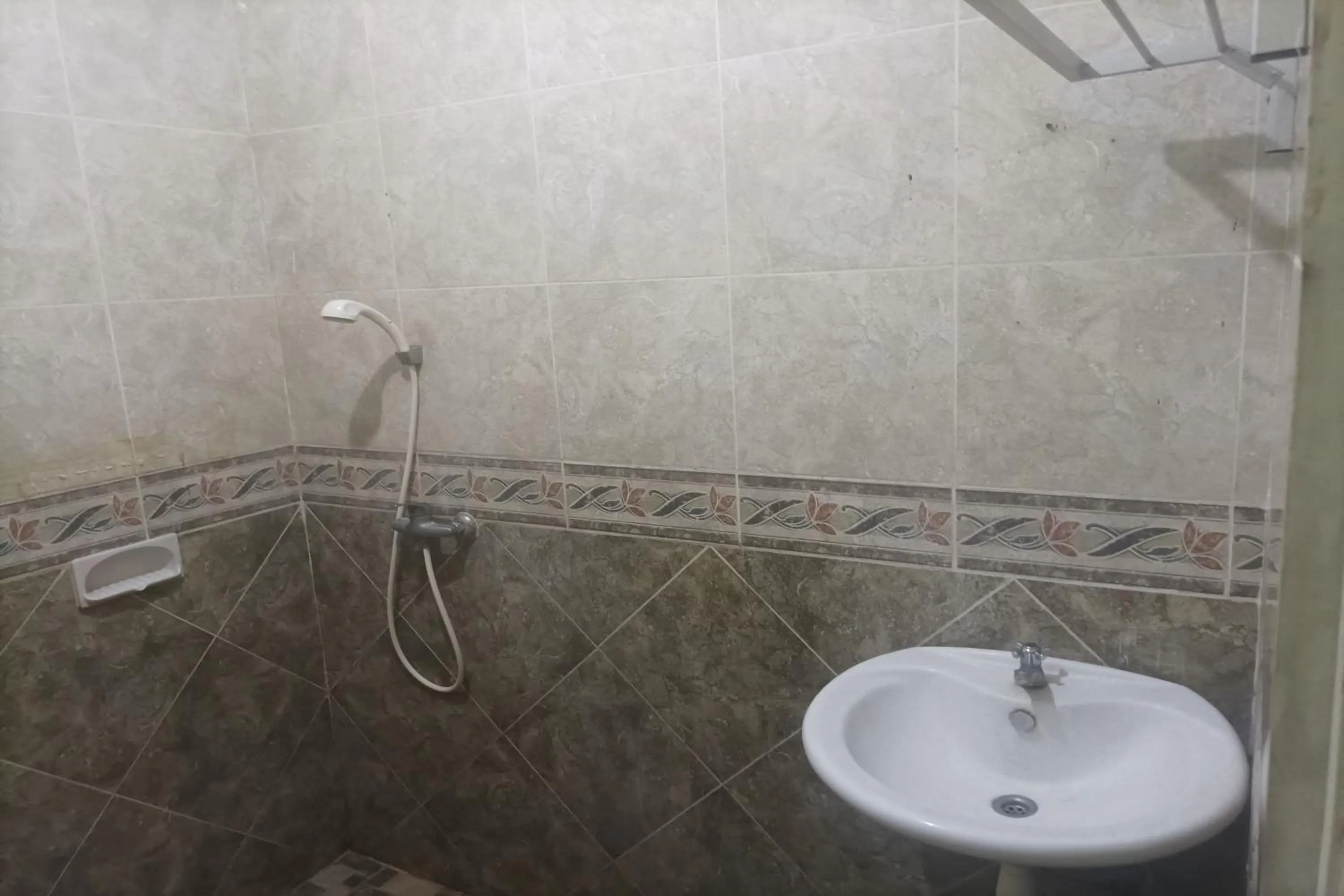 Bathroom in RedDoorz Plus near Alun Alun Kejaksan Cirebon