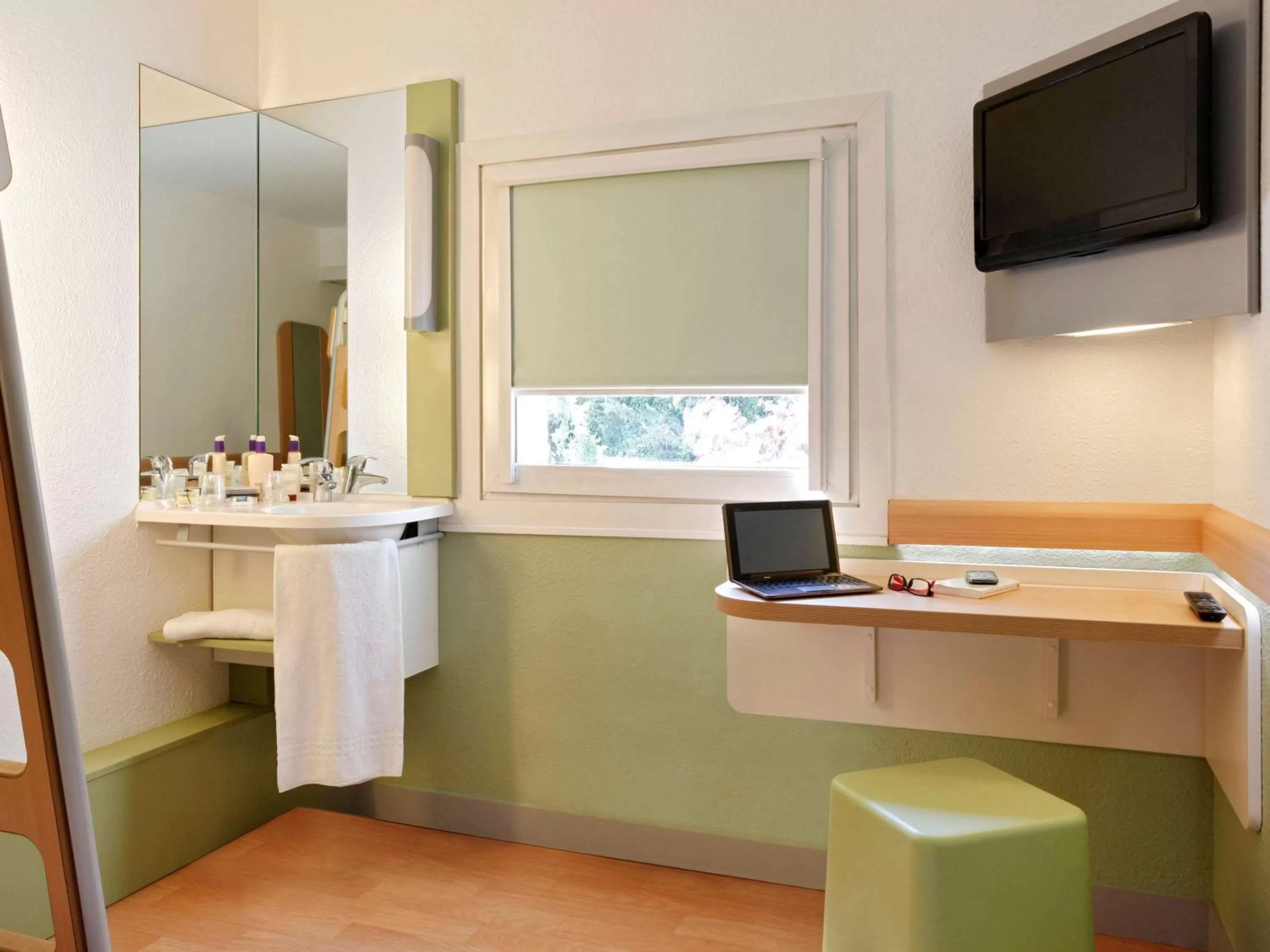 Photo of the whole room, Bathroom in IBIS Budget Aix en Provence Est Le Canet
