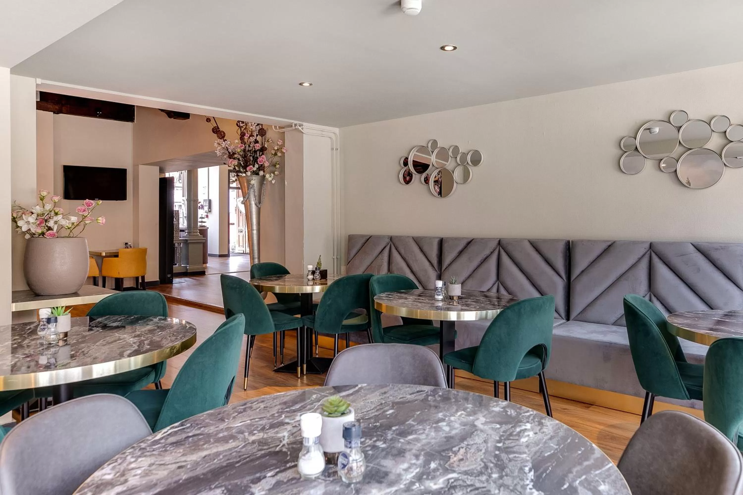 Restaurant/places to eat in Hotel Royal Bridges