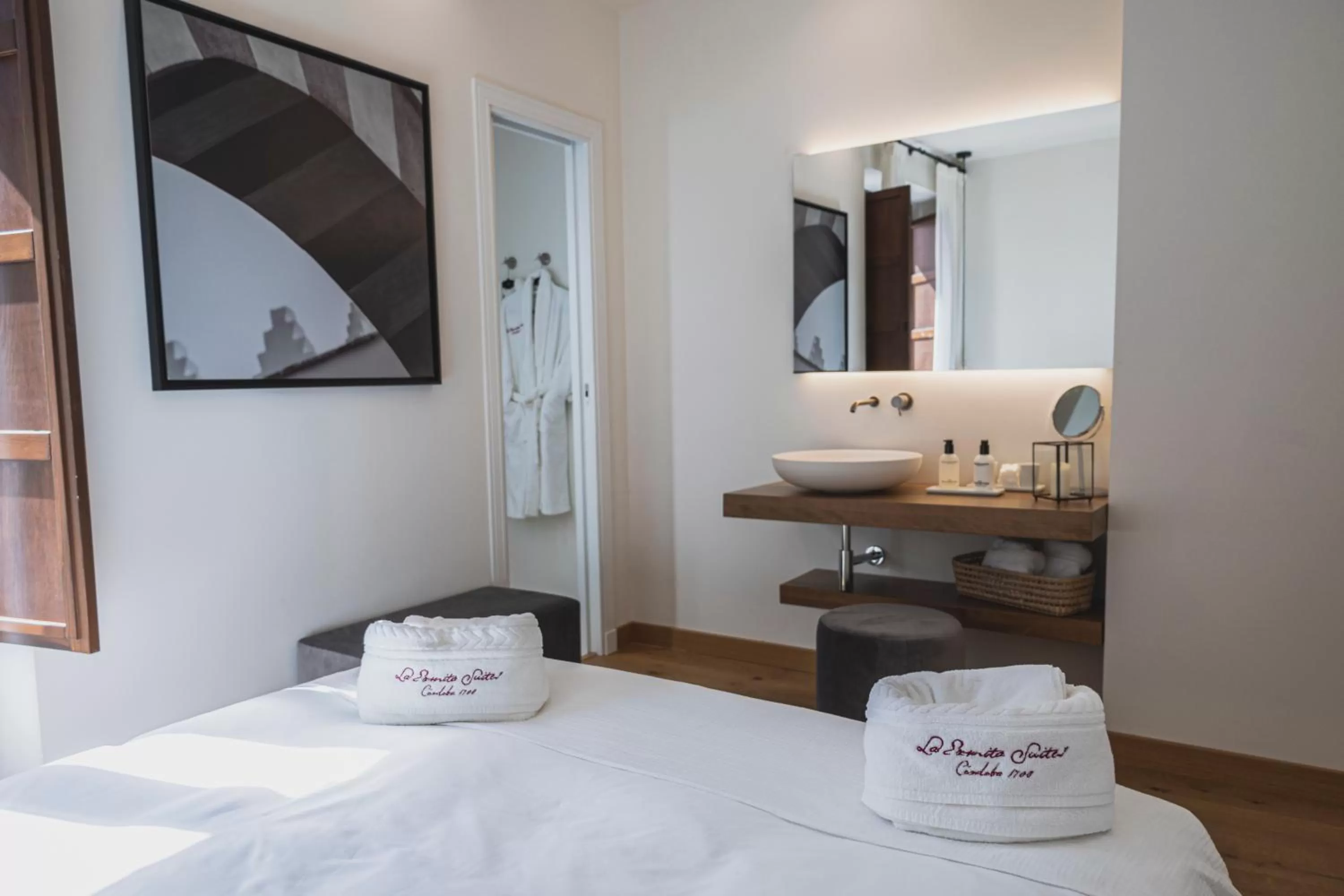 Bedroom, Bed in La Ermita Suites - Único Hotel Monumento de Córdoba