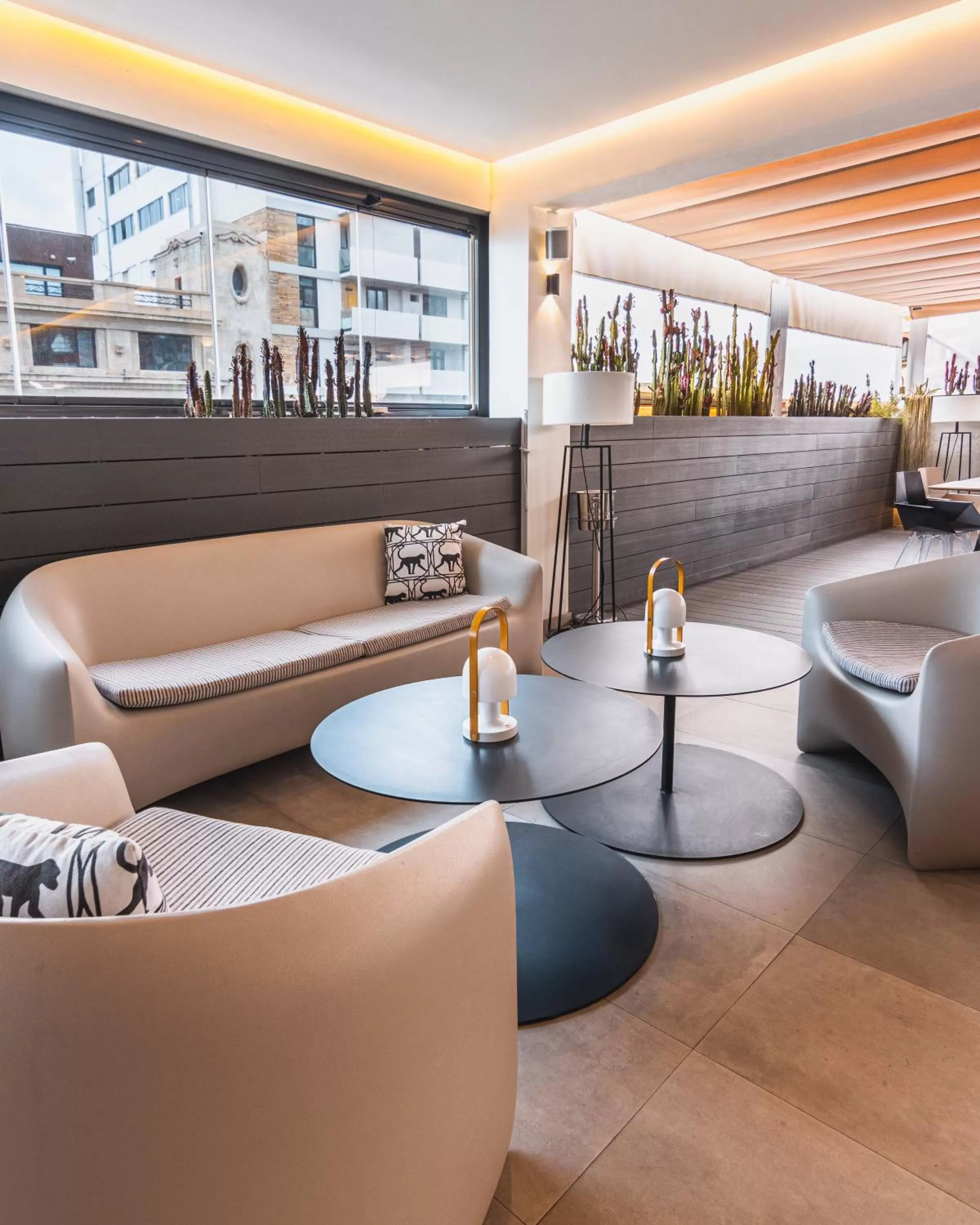 Restaurant/places to eat in Hotel Adonis Plaza