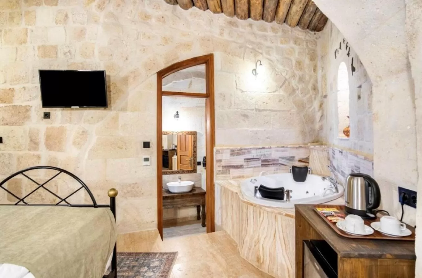 Hot Tub, Bed in Uzay Cave Suite Hotel