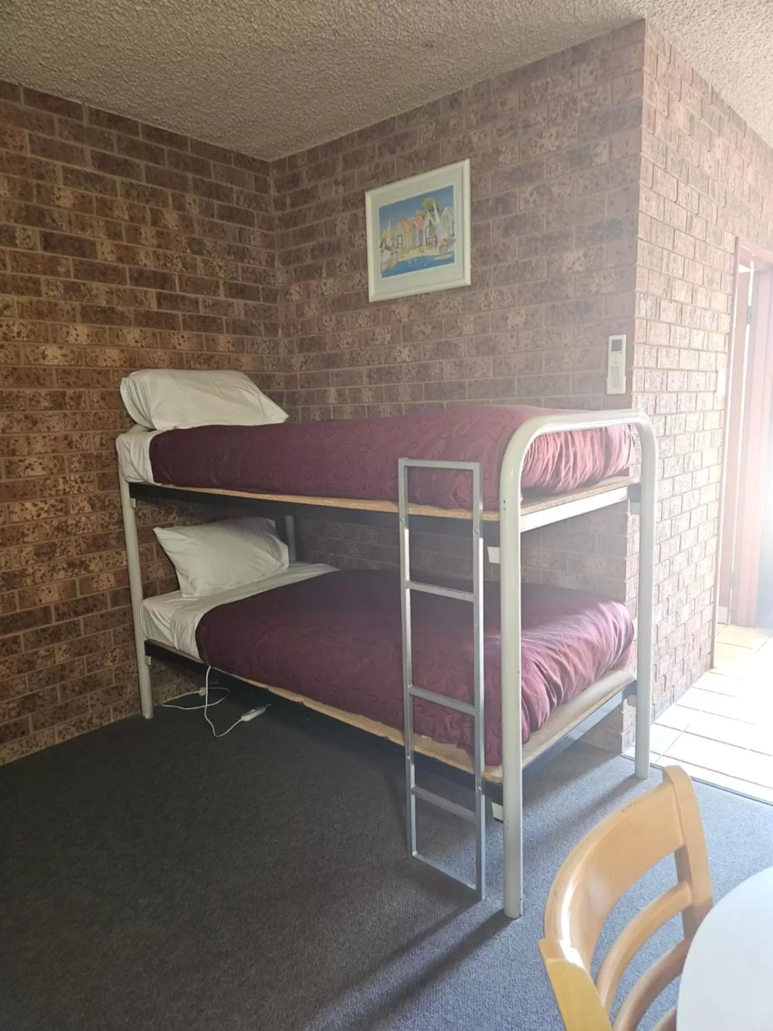 bunk bed, Bed in Courtyard Motor Inn