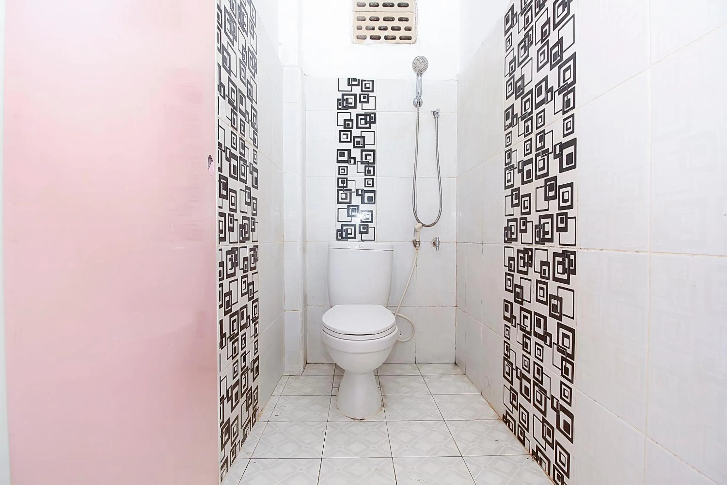 Bathroom in Hotel O Jasmine Kost Syariah