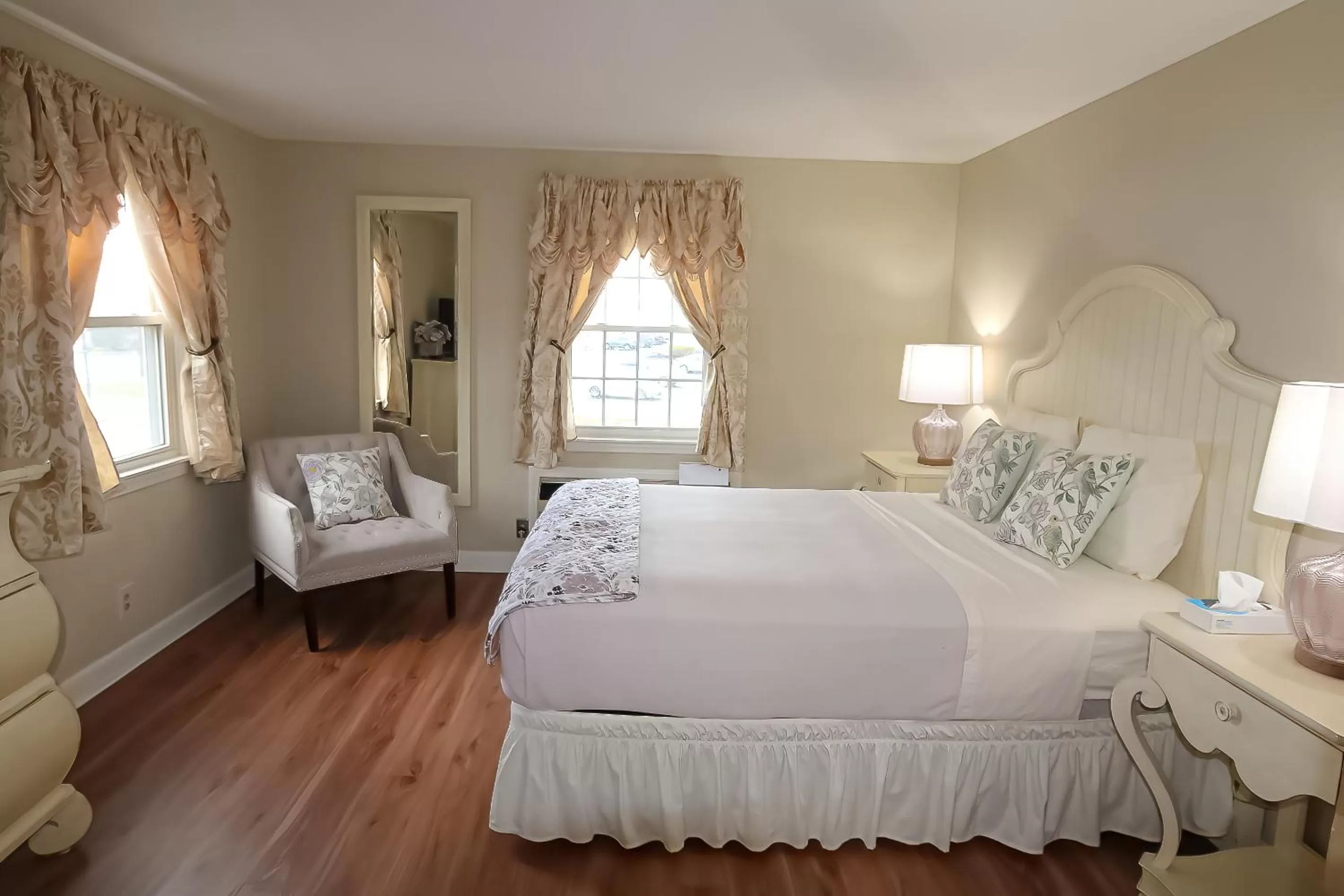 Bed in Colonial Inn Seekonk