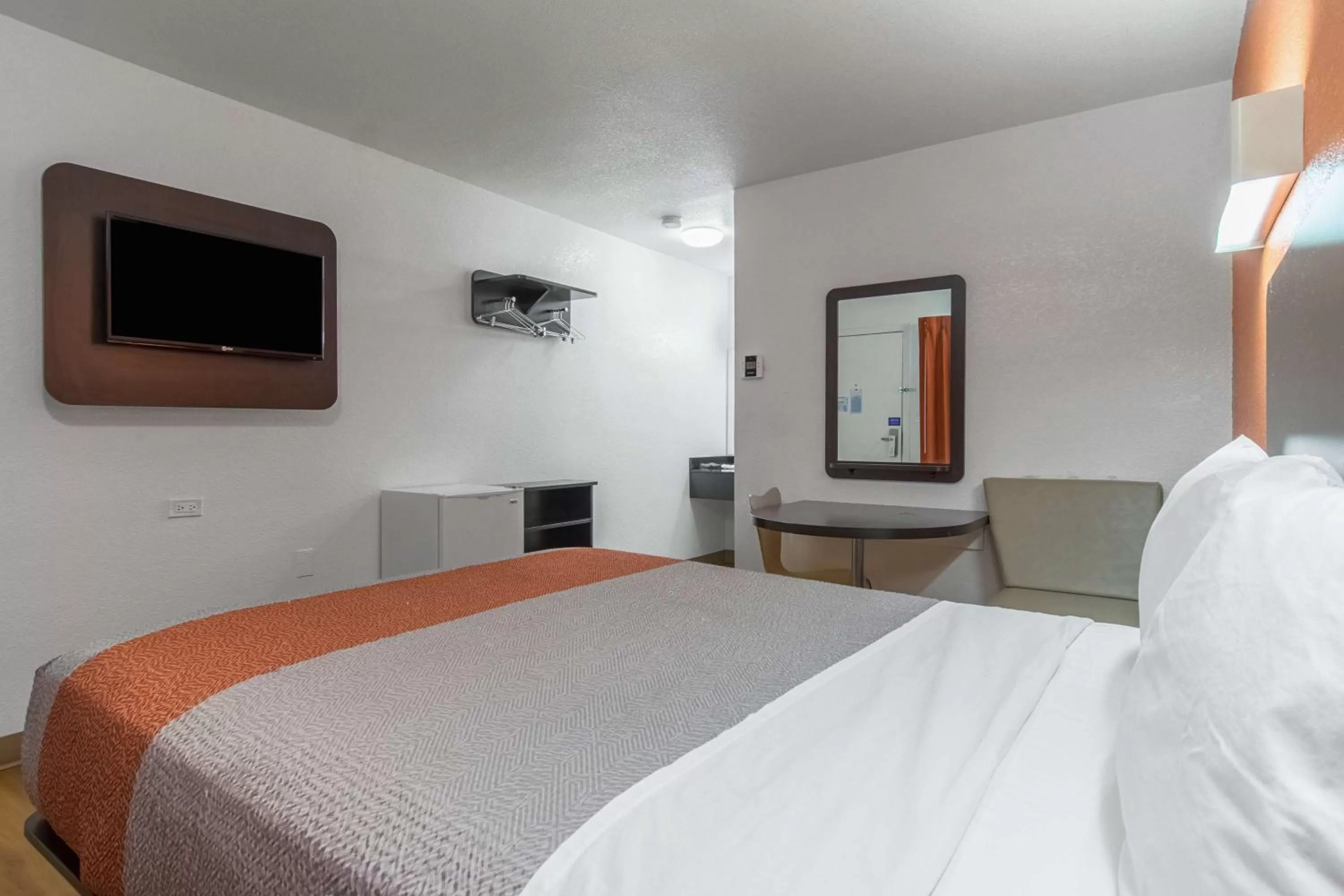 TV and multimedia, Bed in Motel 6 Bakersfield