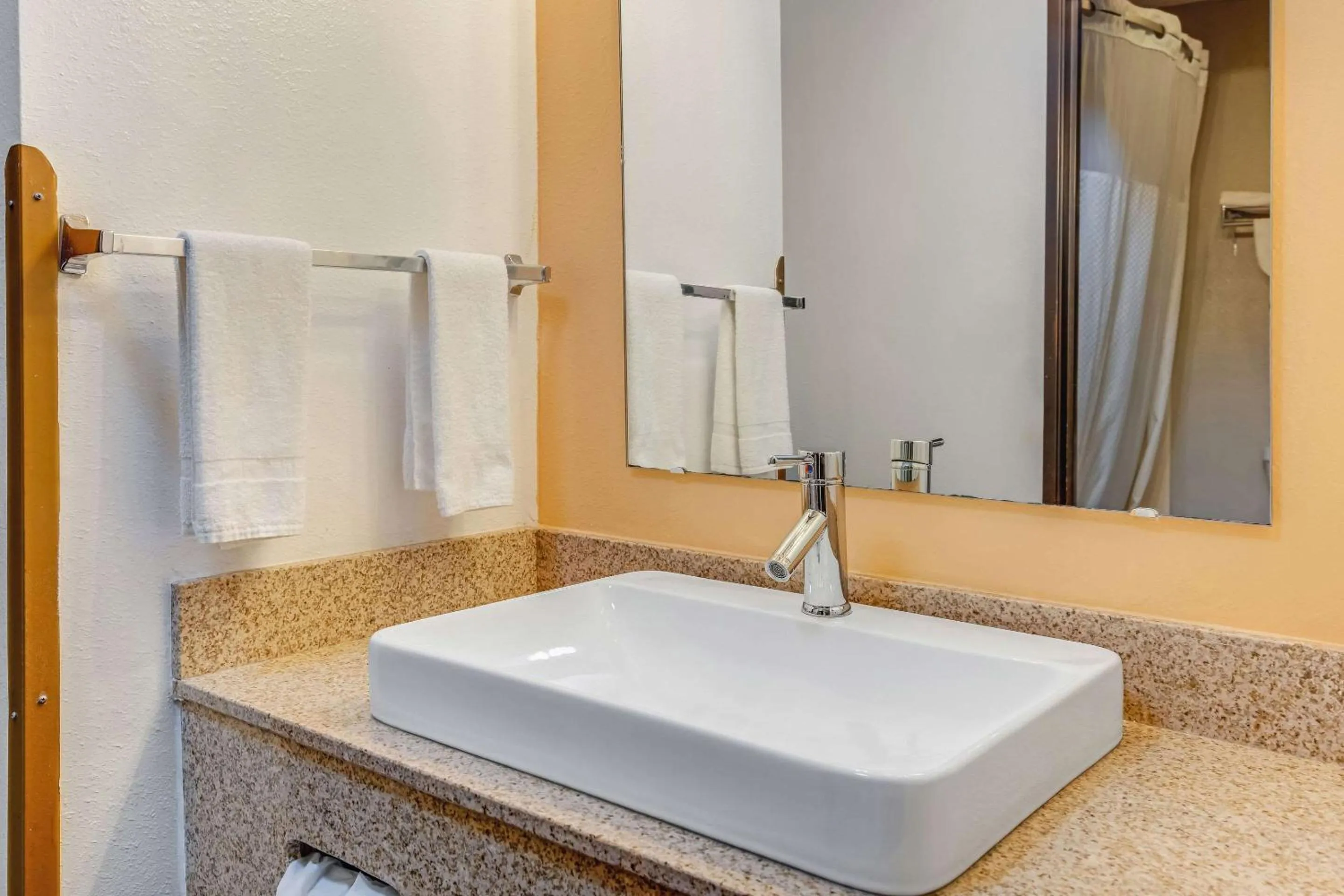 Bedroom in Rodeway Inn Red Oak