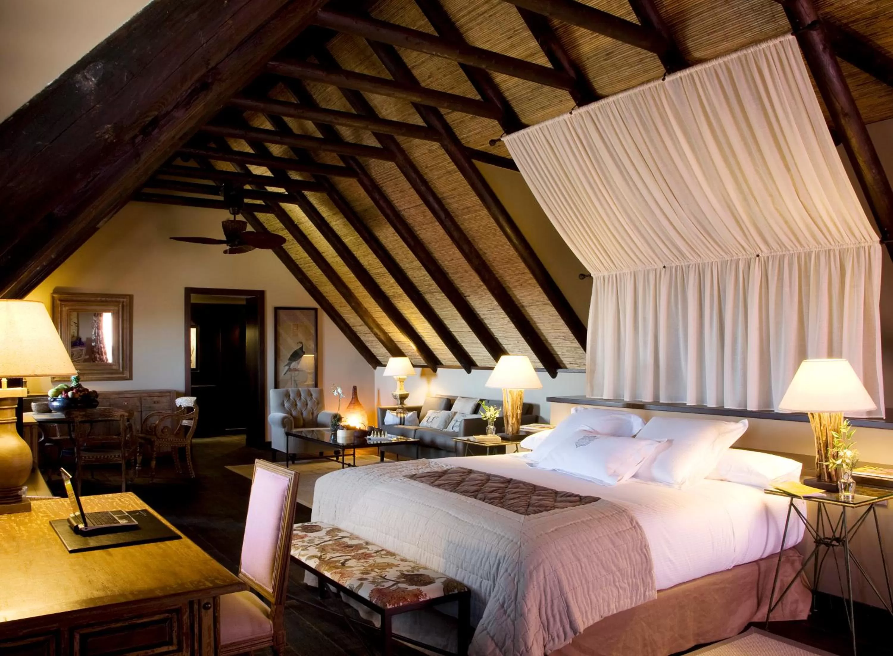 Bed in Asia Gardens Hotel & Thai Spa, a Royal Hideaway Hotel