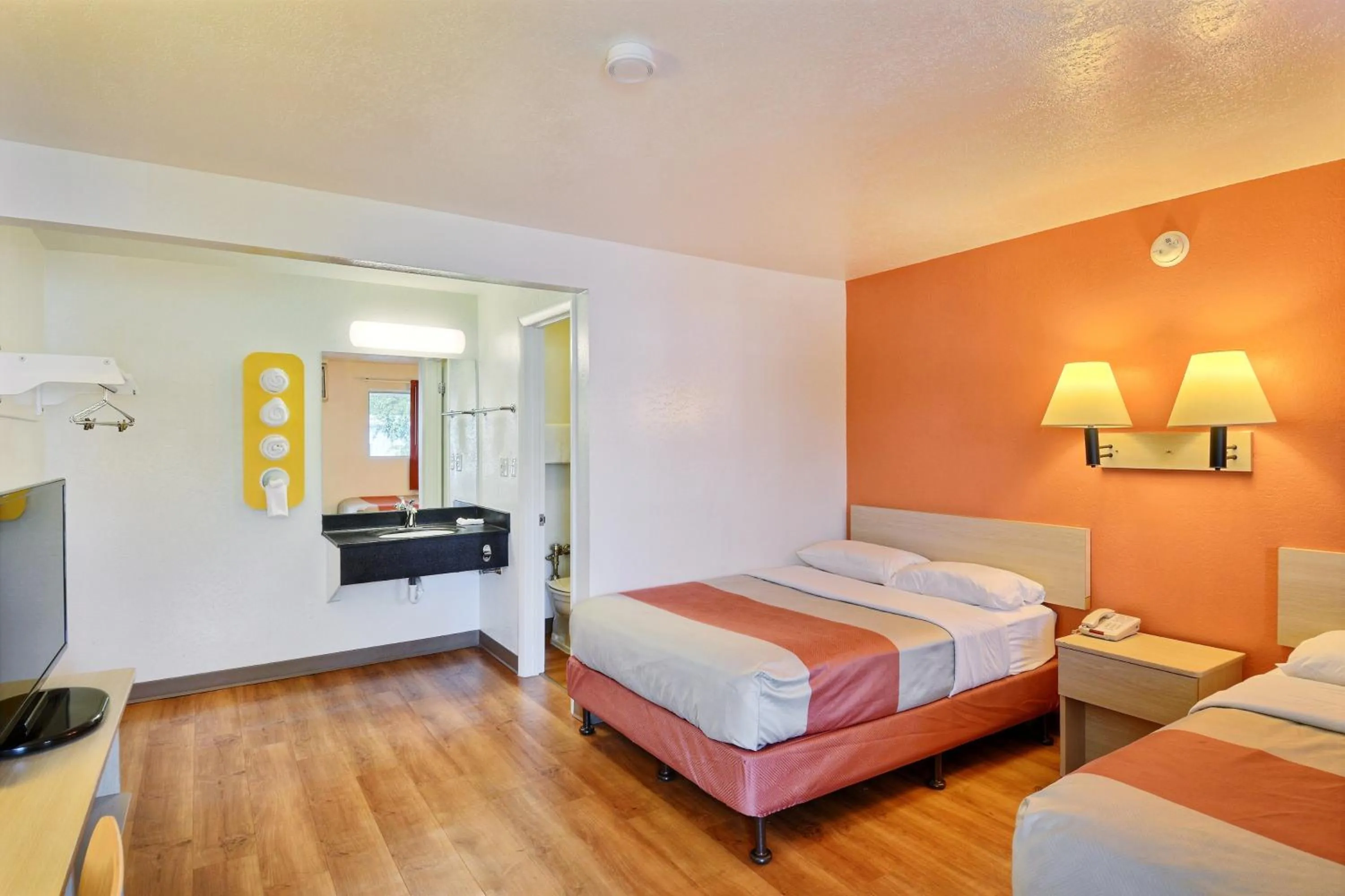 Bedroom, Bed in Travelodge by Wyndham Brattleboro VT