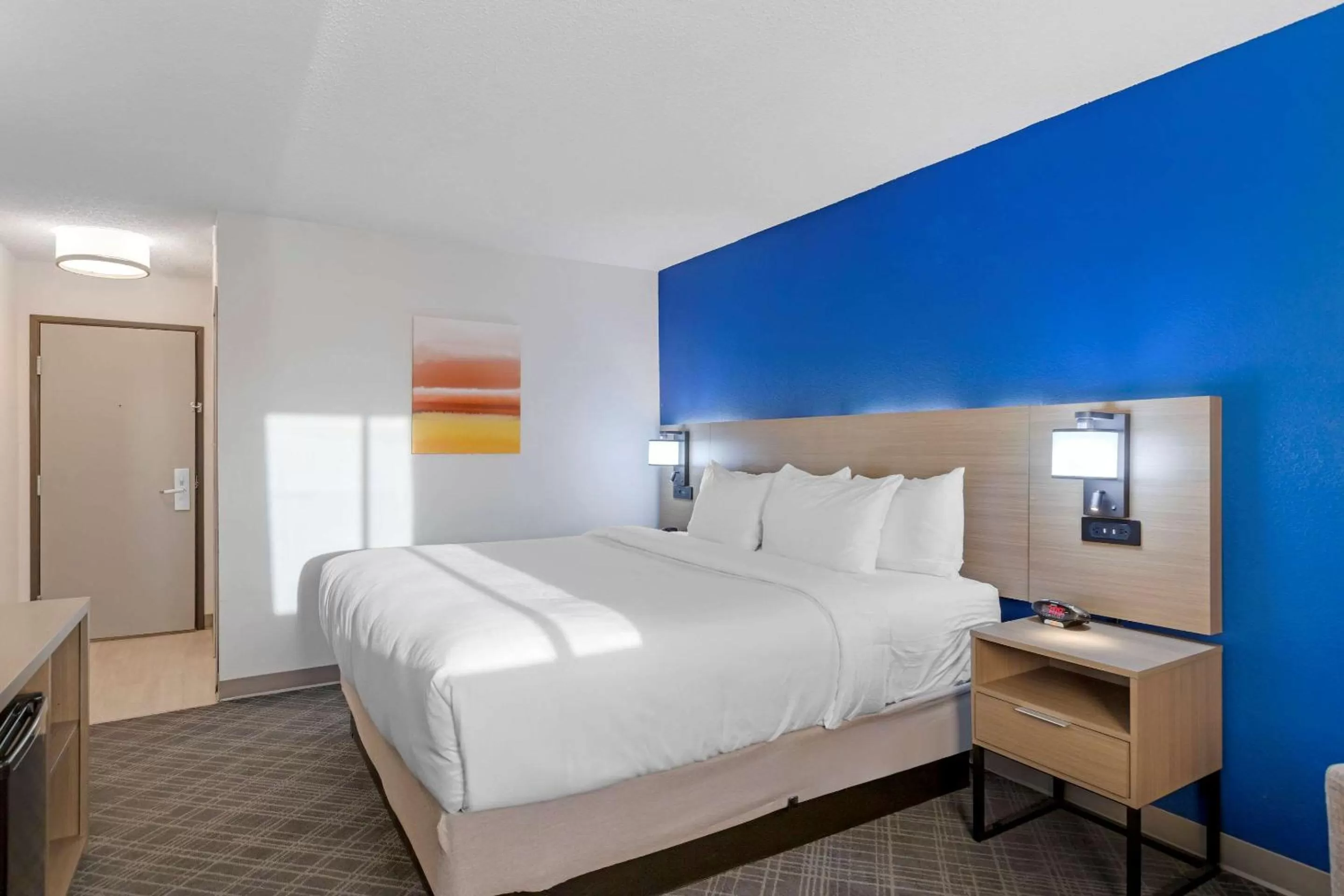 Bedroom, Bed in Comfort Inn Detroit - Troy