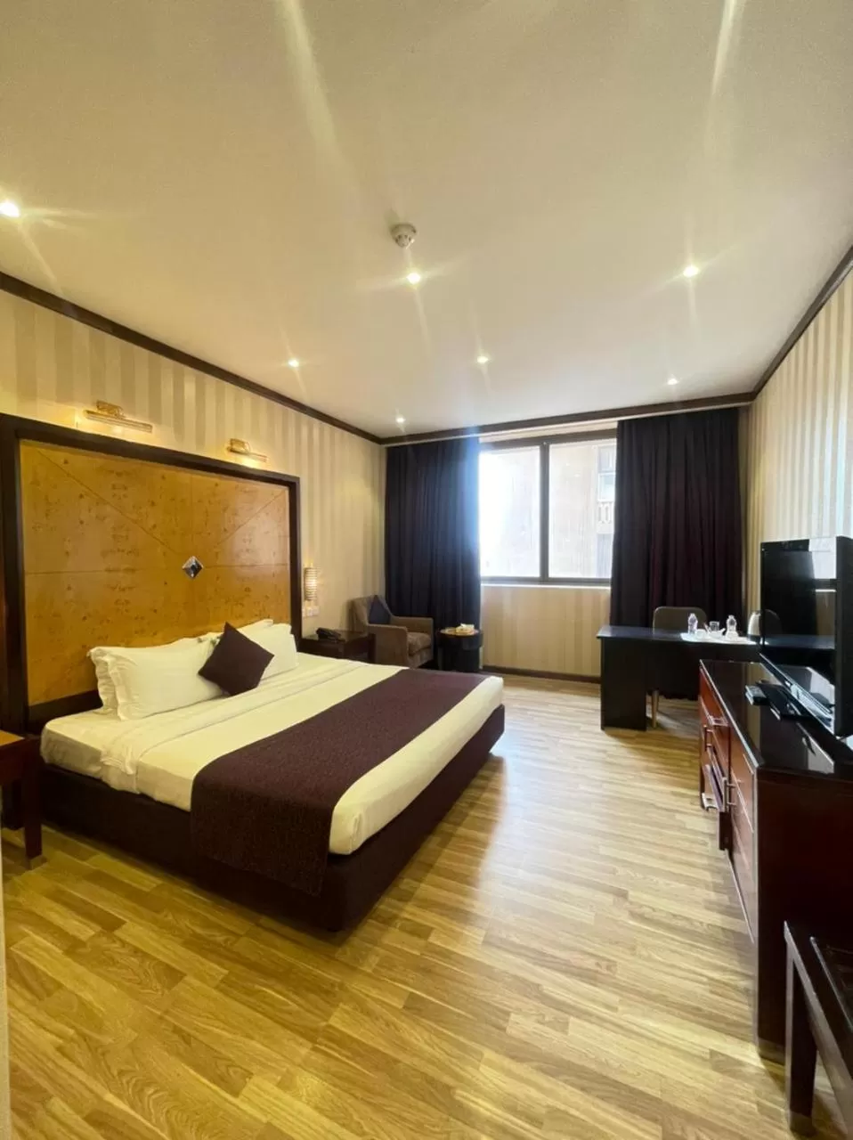 Bed, TV/Entertainment Center in Hyatt Jeddah Continental Hotel