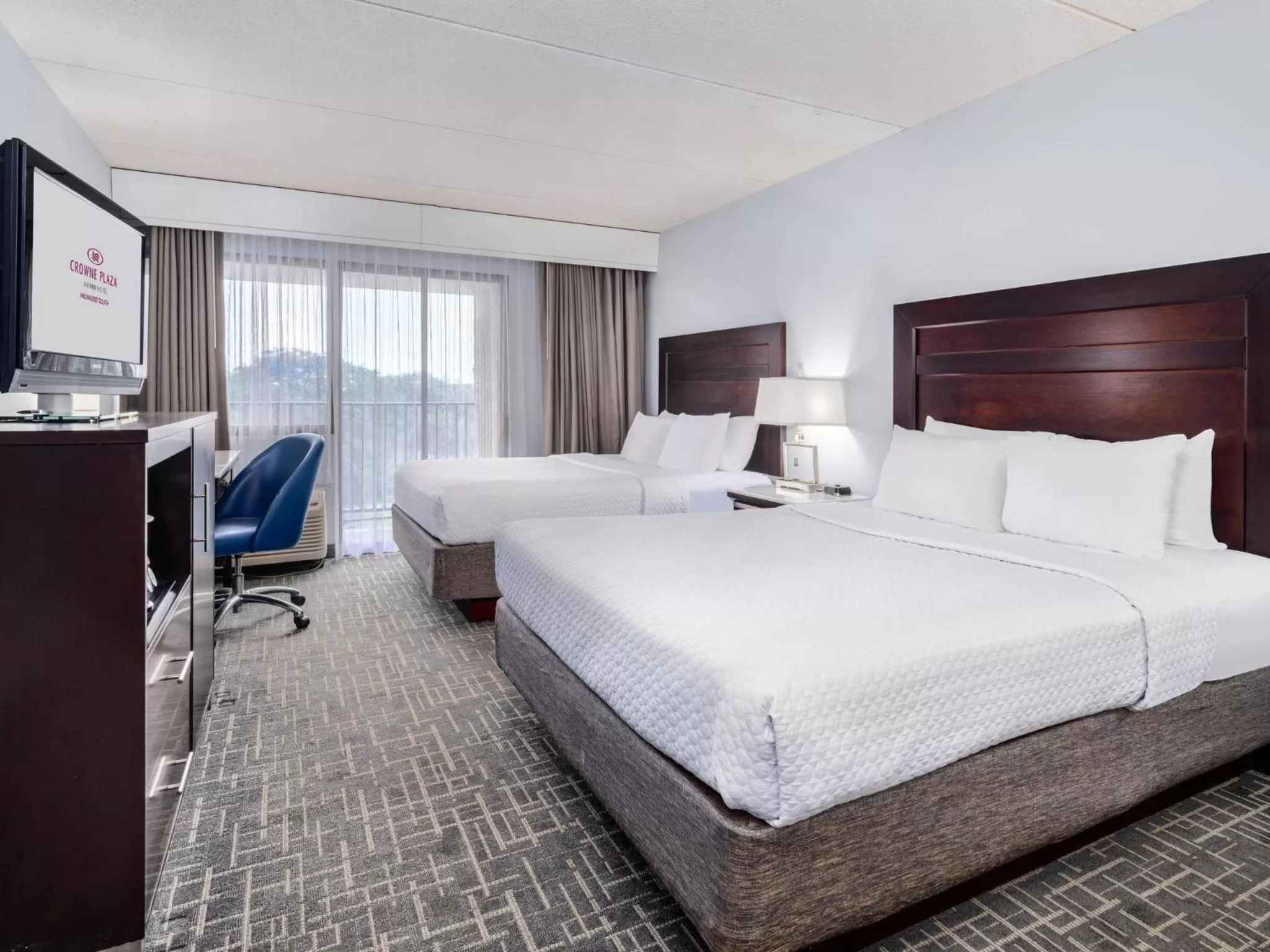 Photo of the whole room, Bed in Crowne Plaza Milwaukee Airport by IHG